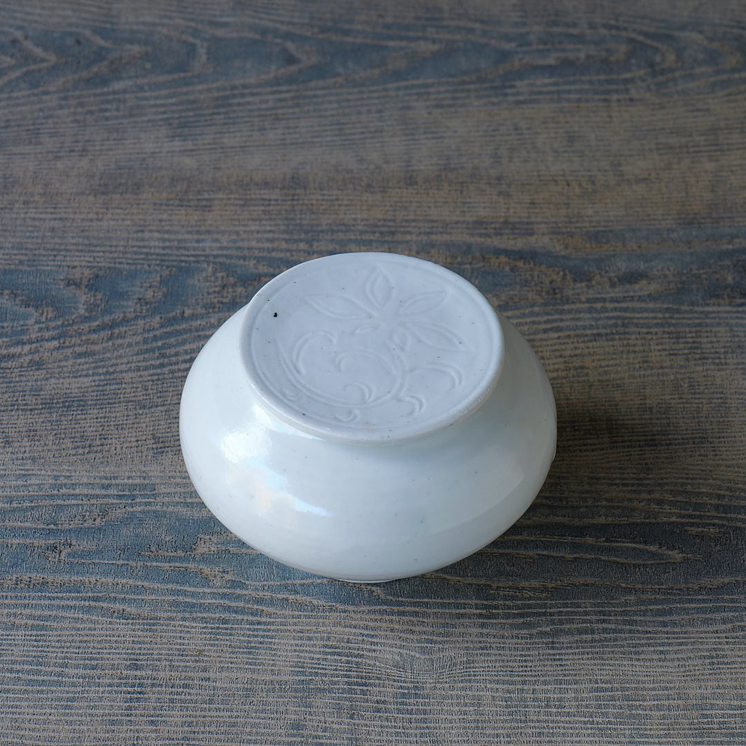 ●24-TS 18 白磁 蓮花紋 蓋もの