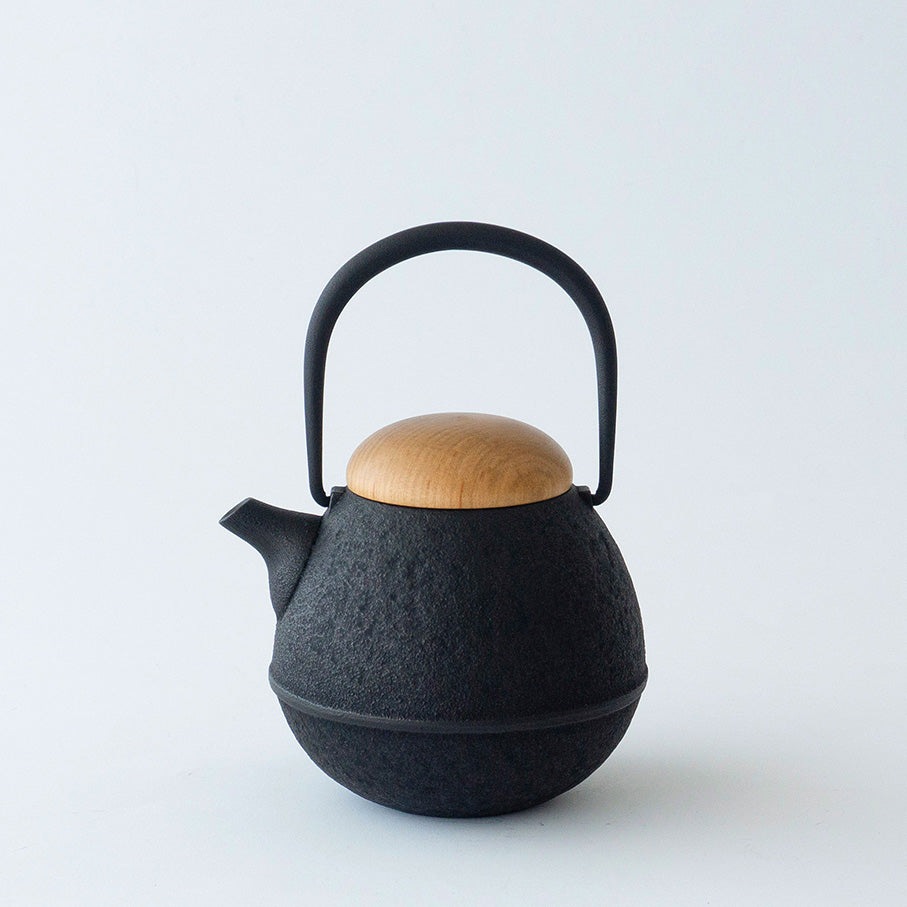 ◆Kukan Chuzo - Egg Cast Iron Teapot with Wooden Lid, Black (Small, with Gift Wrap)