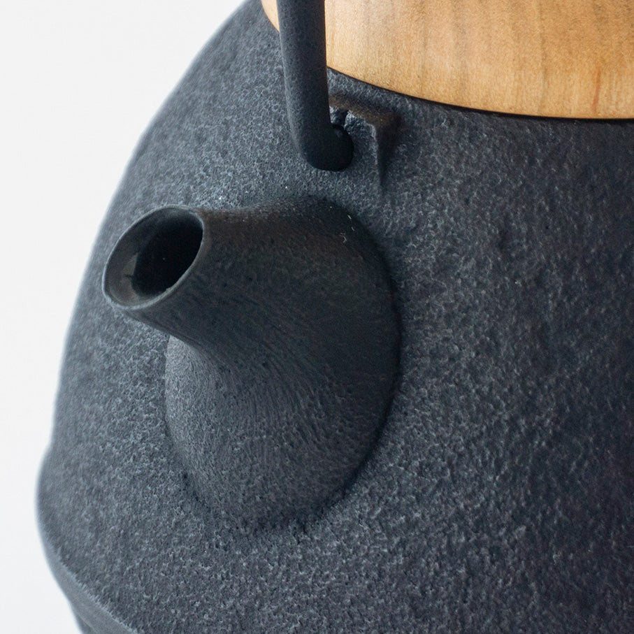 ◆Kukan Chuzo - Egg Cast Iron Teapot with Wooden Lid, Black (Small, with Gift Wrap)