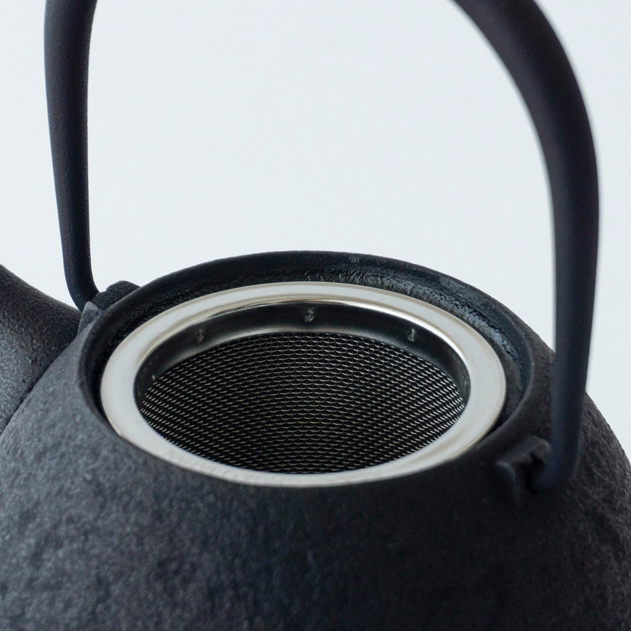 ◆Kukan Chuzo - Egg Cast Iron Teapot with Wooden Lid, Black (Small, with Gift Wrap)