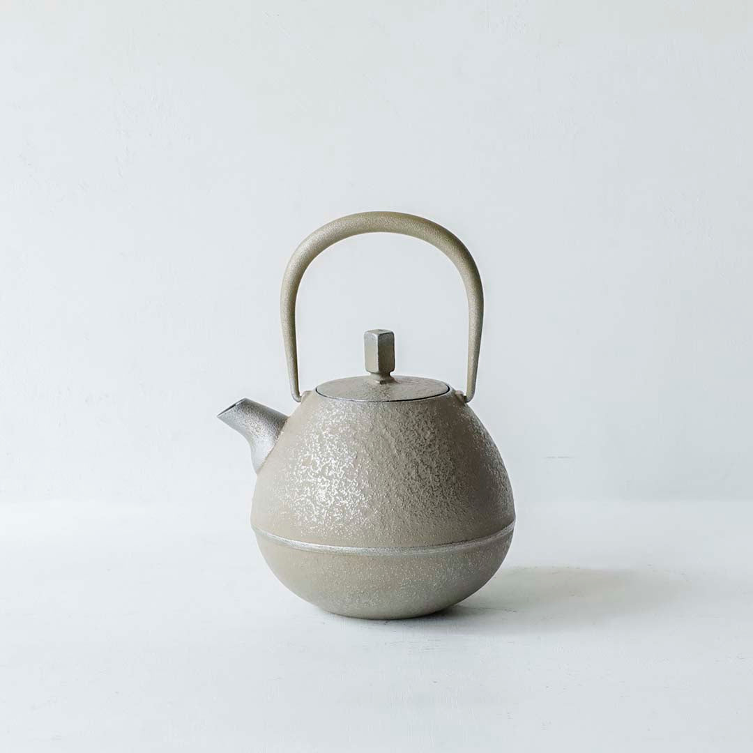 空間鋳造 鉄急須 Egg 中 Greige 鉄蓋+木蓋(イタヤカエデ)