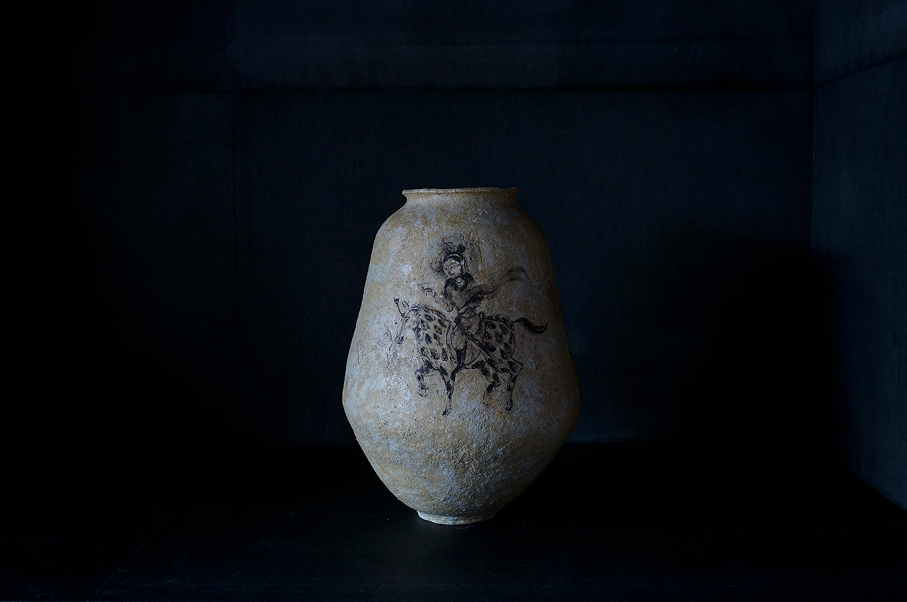 ●25-IM57 灰陶加彩壺(旅人)