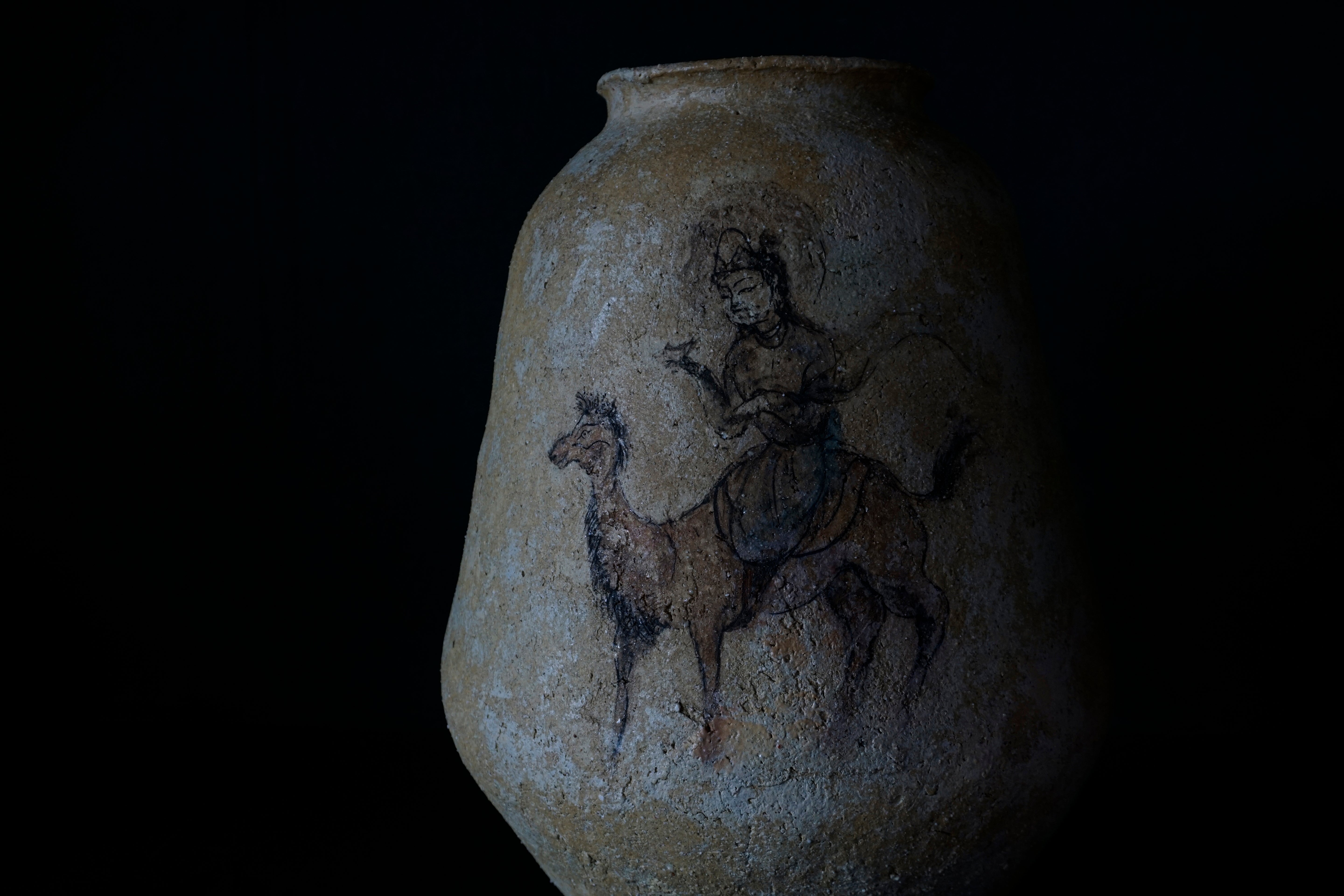 ●25-IM57 灰陶加彩壺(旅人)