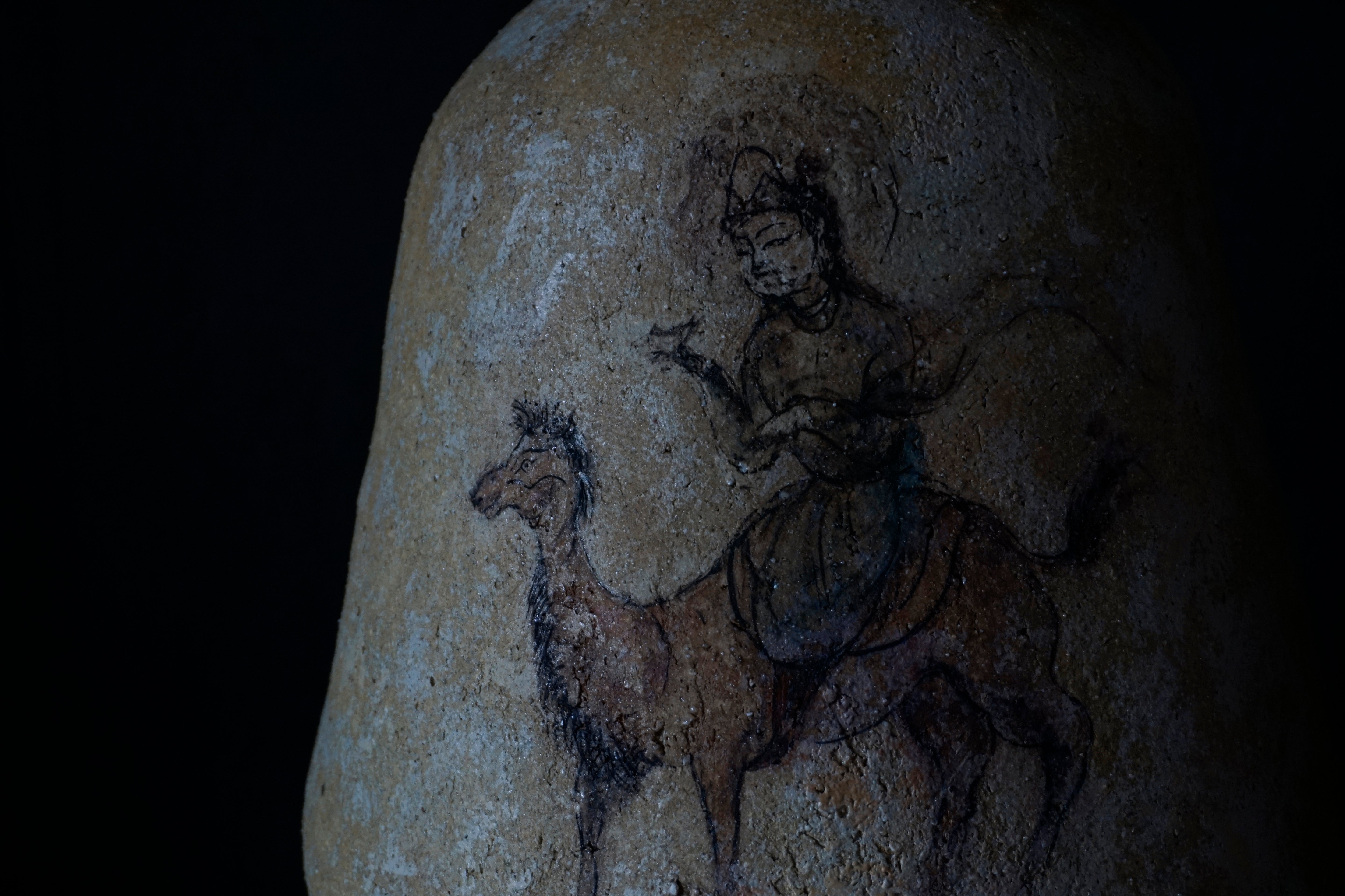 ●25-IM57 灰陶加彩壺(旅人)