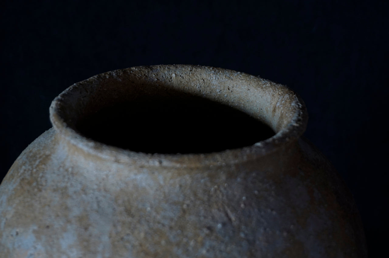 ●25-IM57 灰陶加彩壺(旅人)