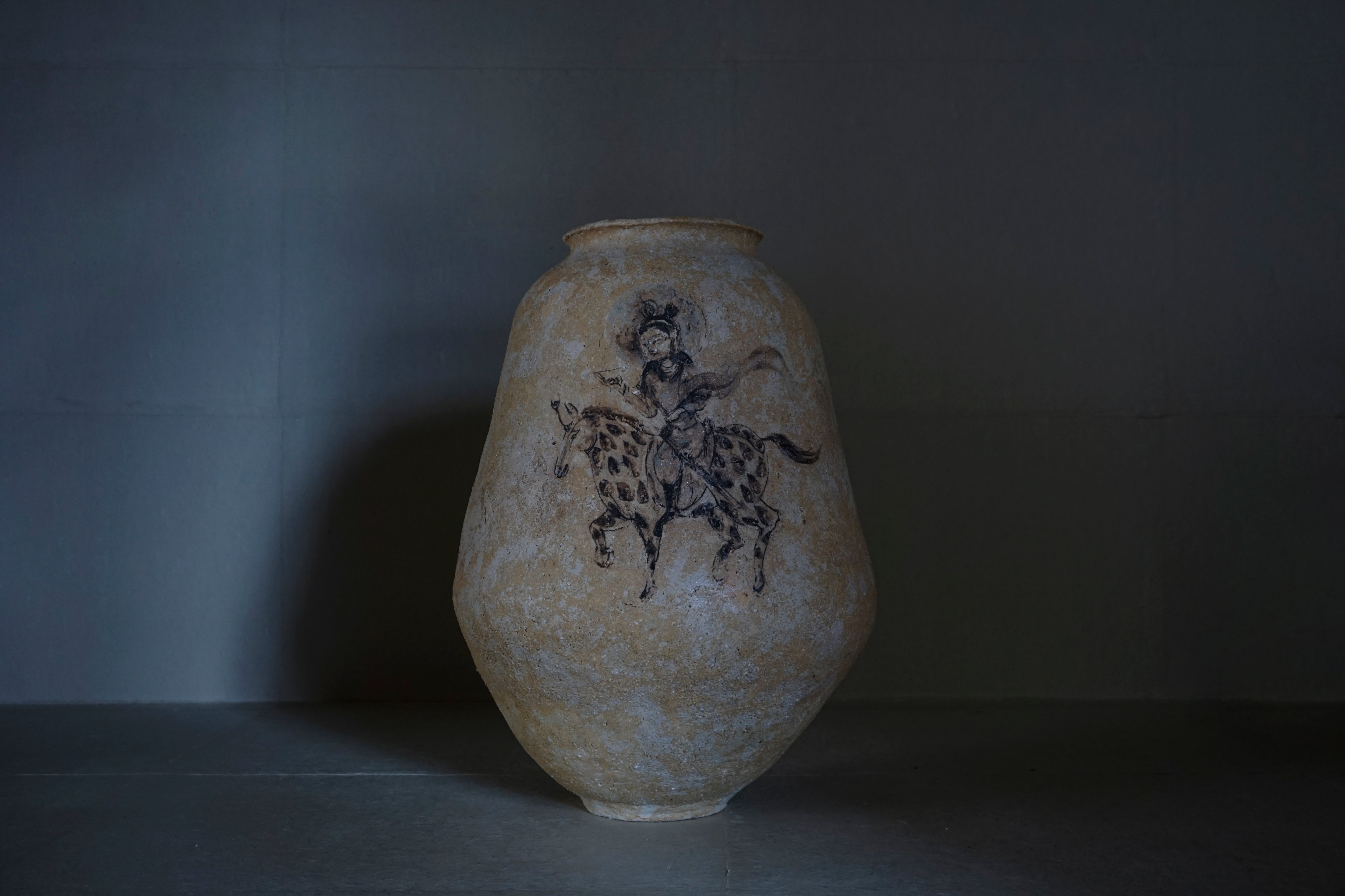 ●25-IM57 灰陶加彩壺(旅人)