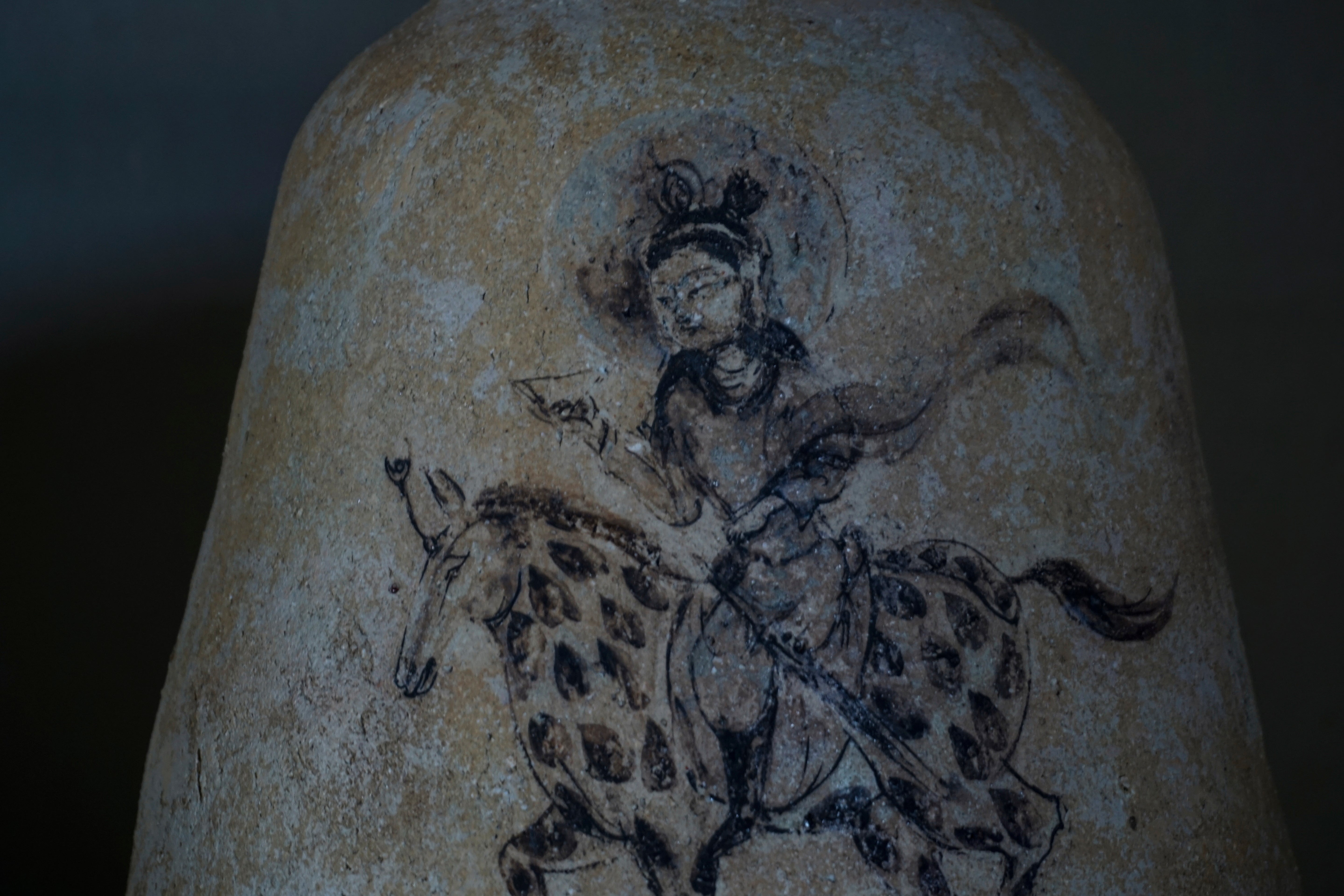 ●25-IM57 灰陶加彩壺(旅人)