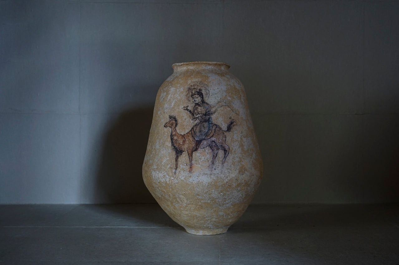 ●25-IM57 灰陶加彩壺(旅人)