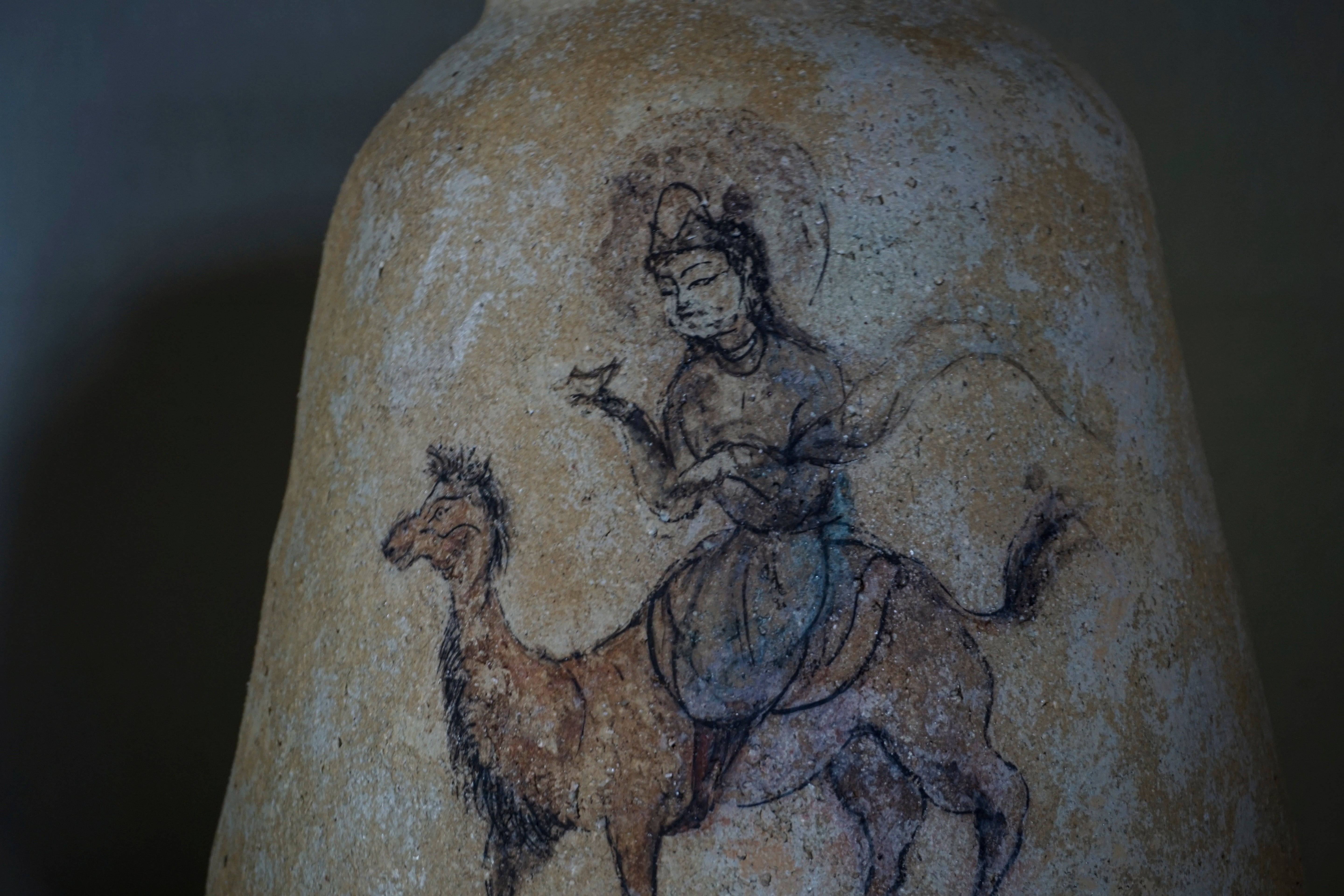 ●25-IM57 灰陶加彩壺(旅人)