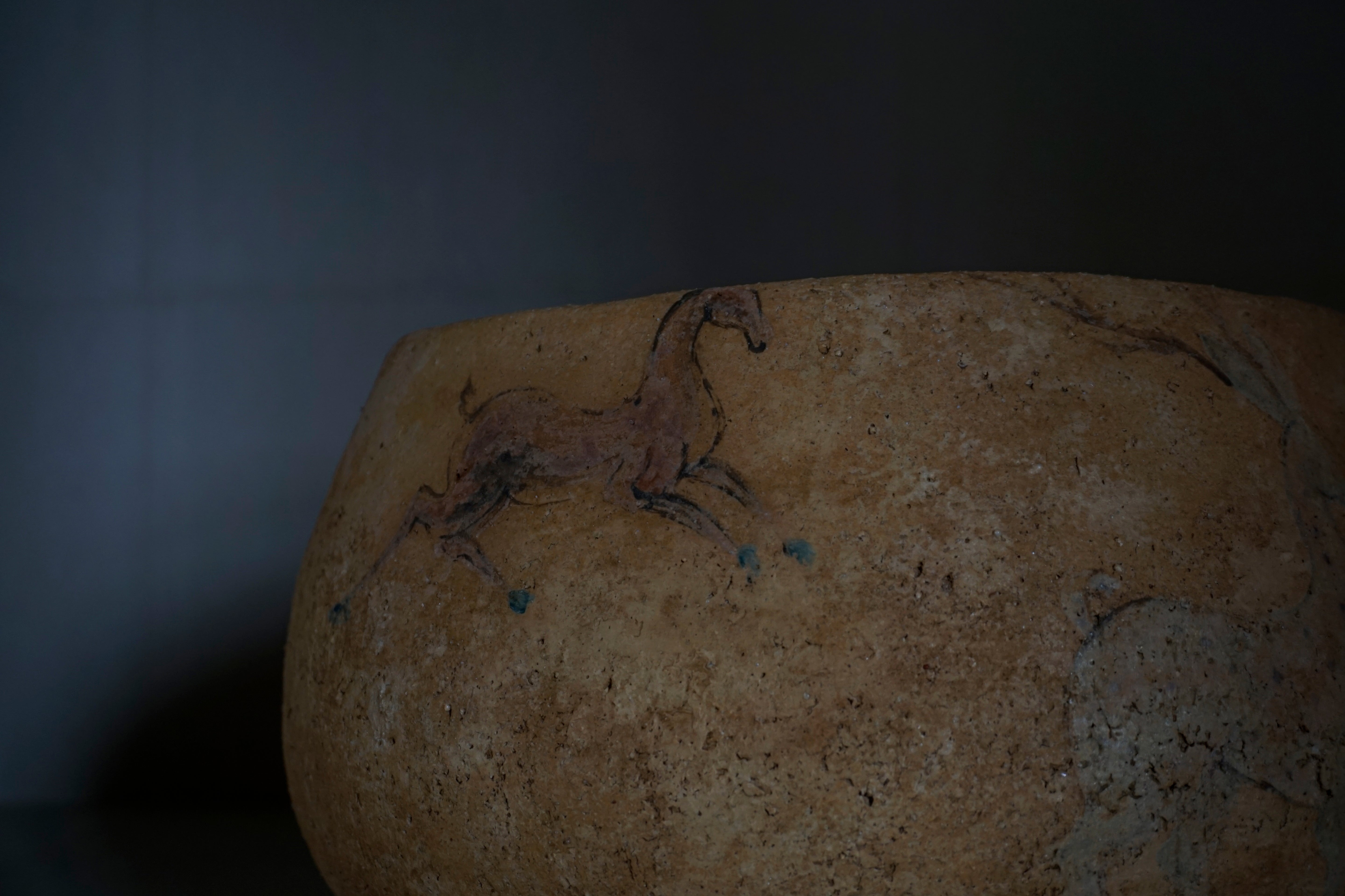 ●25-IM59 灰陶加彩壺(動物文)