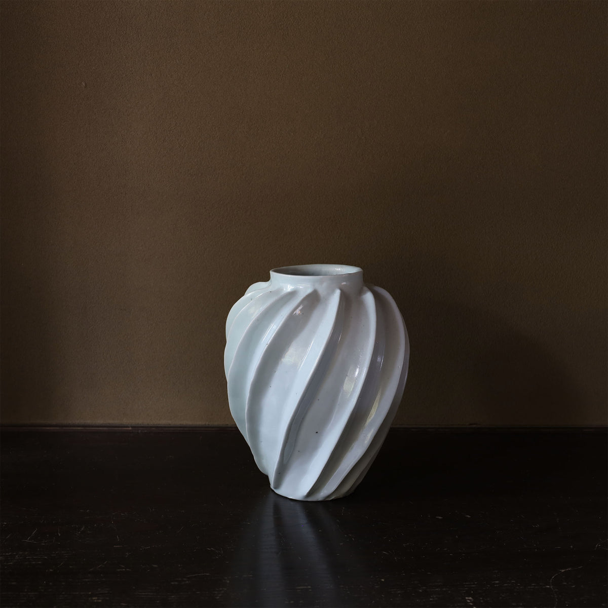 26-17 Shiro Shimizu, Iguro Porcelain Stone, Blue-and-White Porcelain, Relief-Line Jar