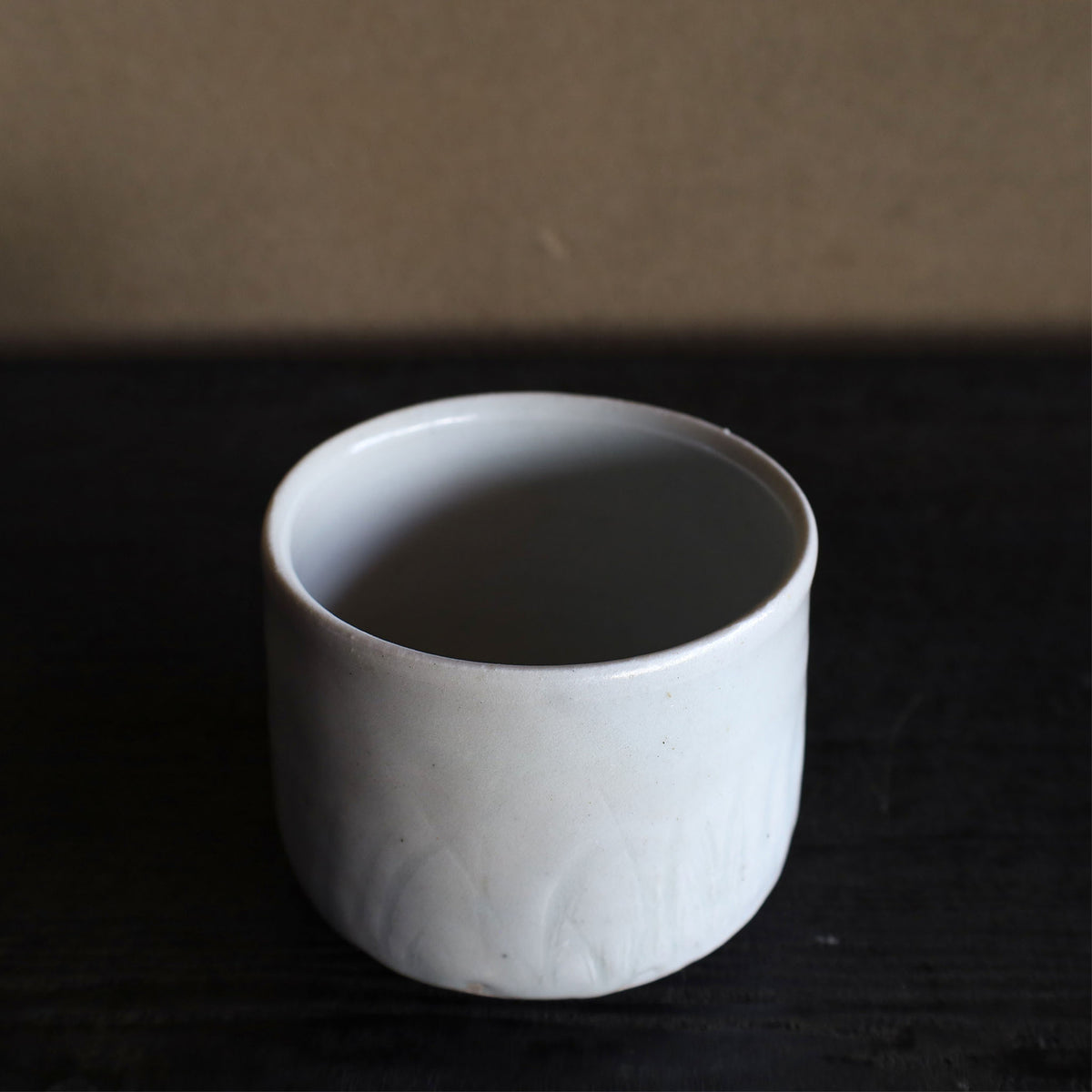 26-20 Shiro Shimizu, Iguro Porcelain Stone, Blue-and-White Porcelain Chawan