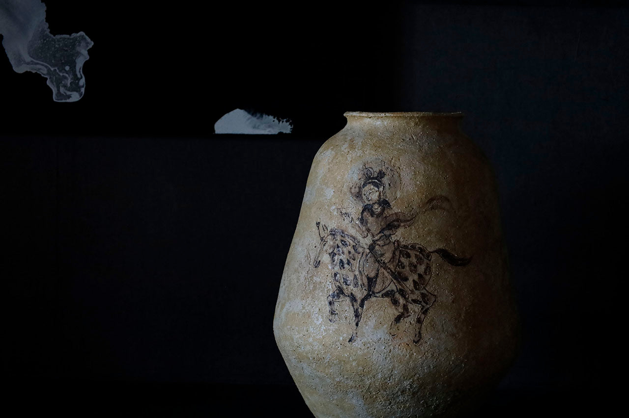 ●25-IM57 灰陶加彩壺(旅人)