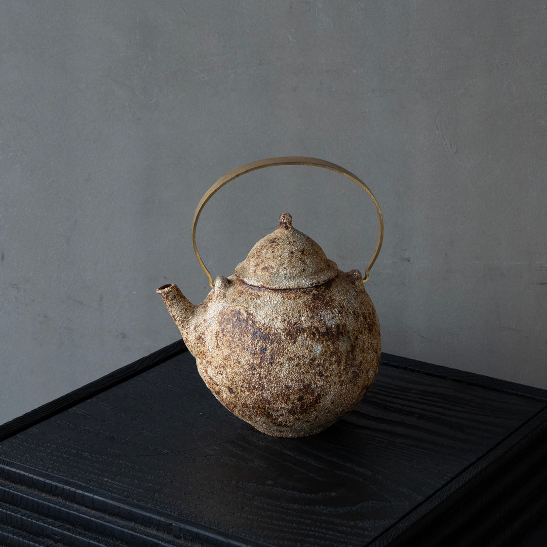 25-10S 境知子 刷毛目 手びねり真ちゅうハンドル土瓶