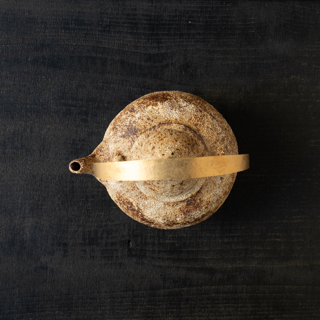 25-10S 境知子 刷毛目 手びねり真ちゅうハンドル土瓶