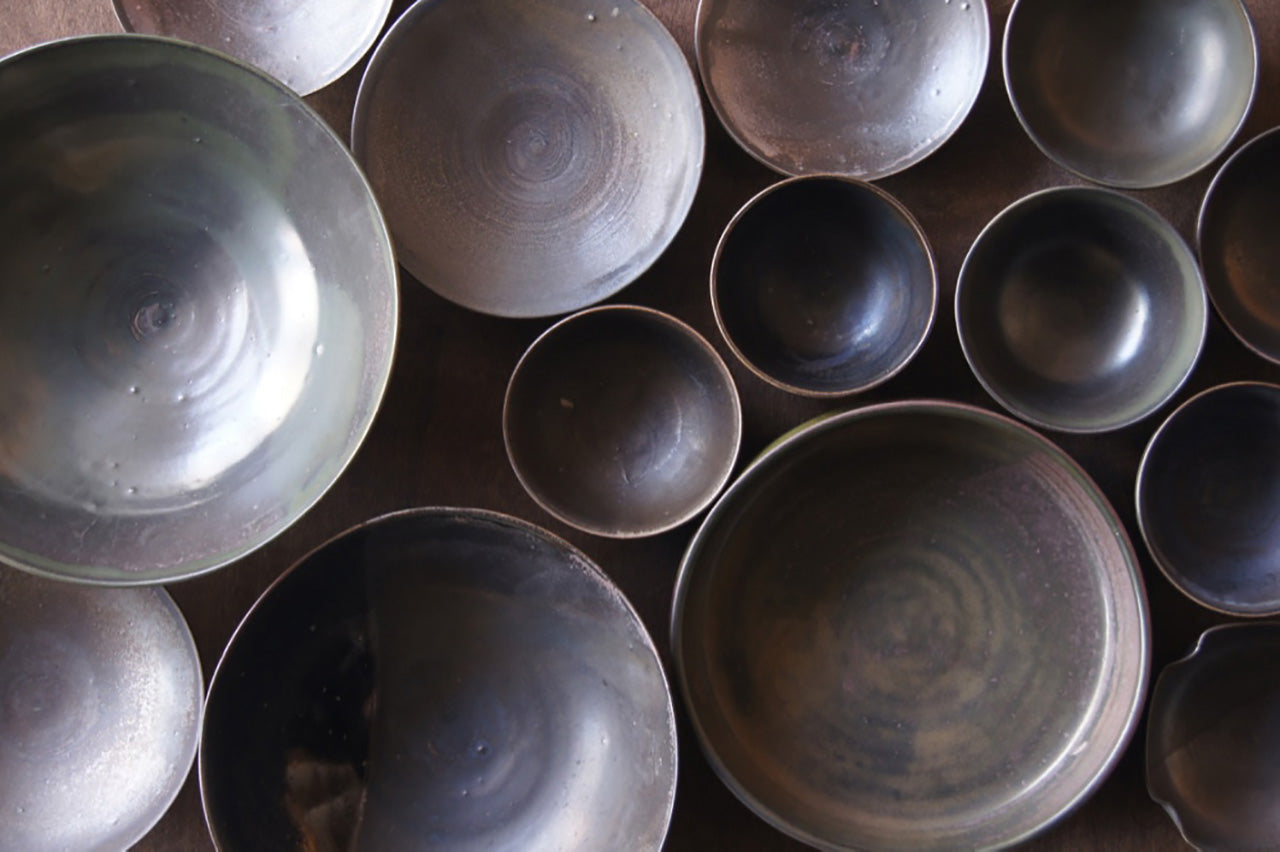 Yukiko Kiln 21cm Flat Bowl Black Karatsu