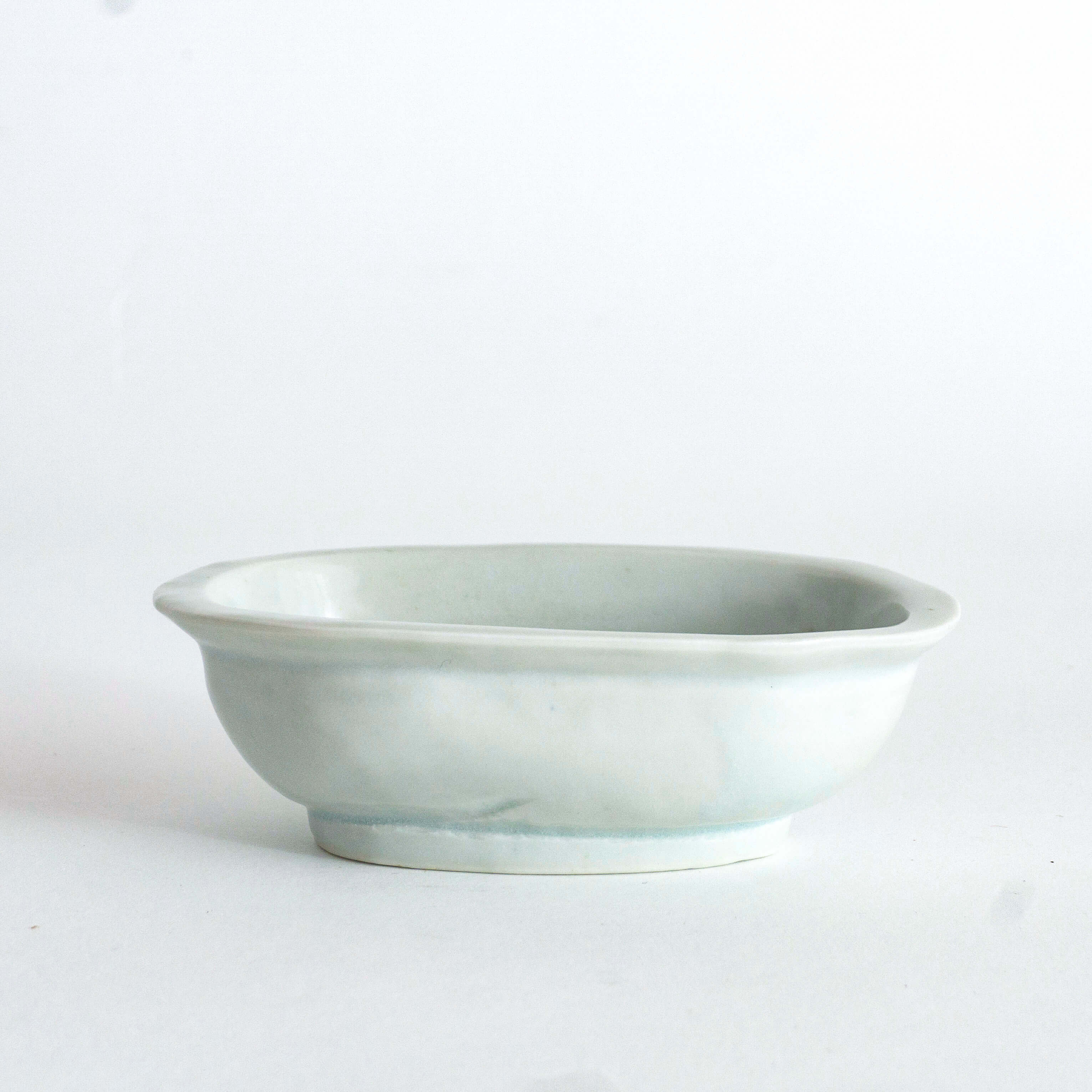 Yazaemon Kiln ellipse mamebachi(tiny bowl) old white porcelain