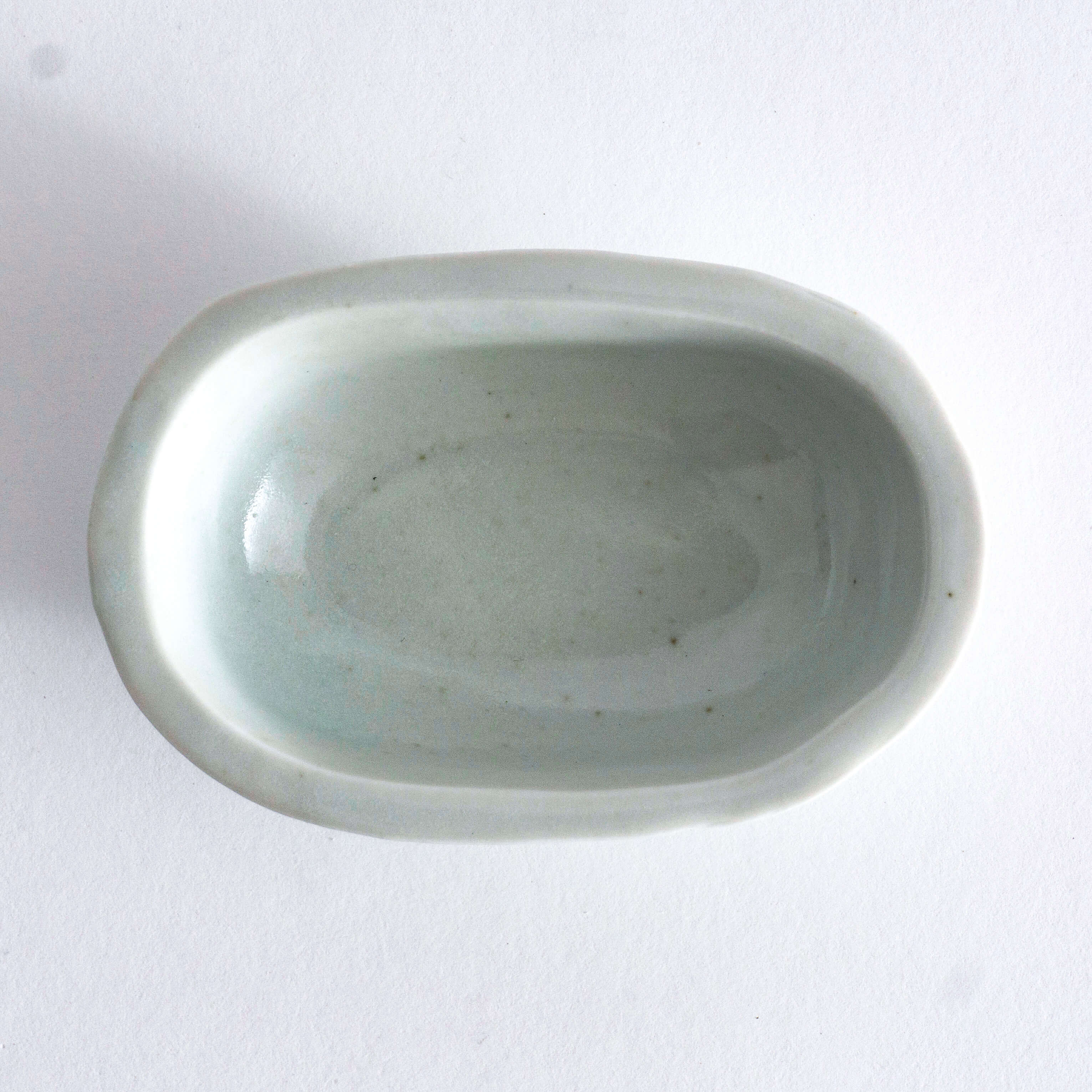 Yazaemon Kiln ellipse mamebachi(tiny bowl) old white porcelain