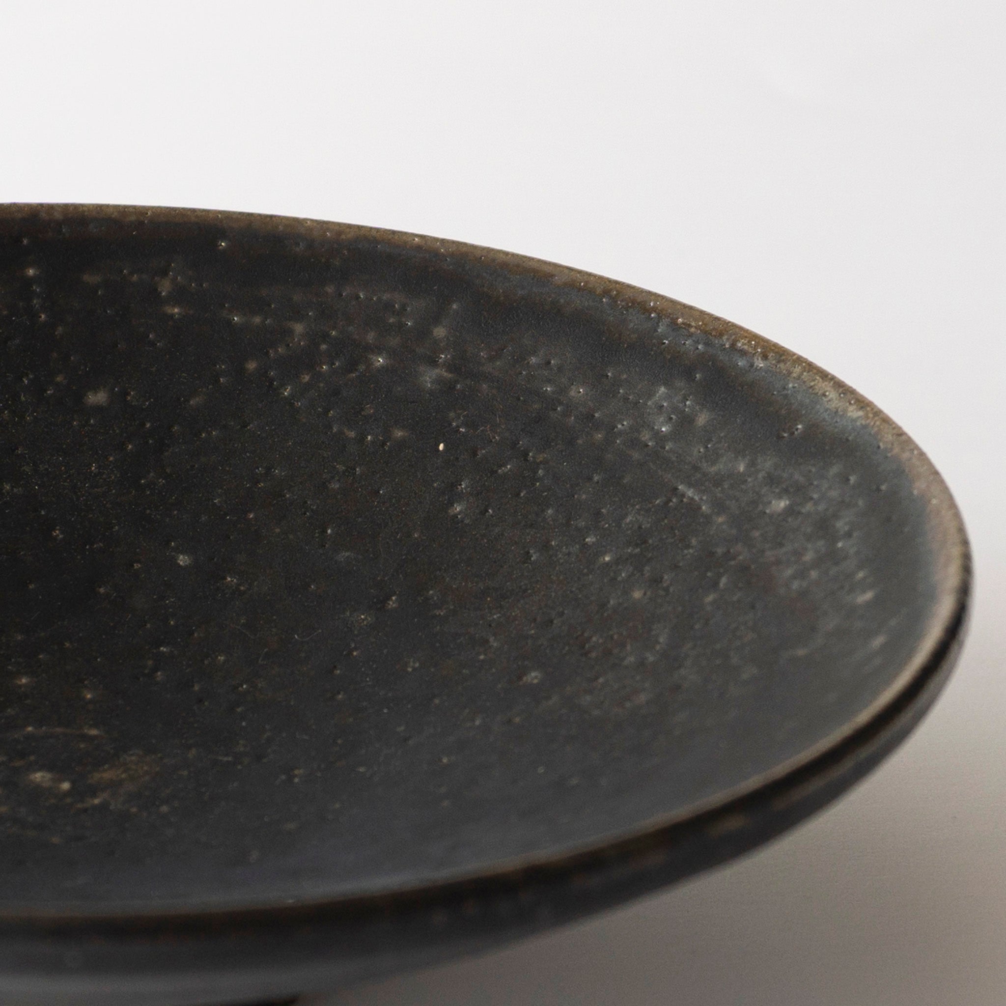Yukiko Kiln 15cm Plate "Kuro (Black)-Karatsu"