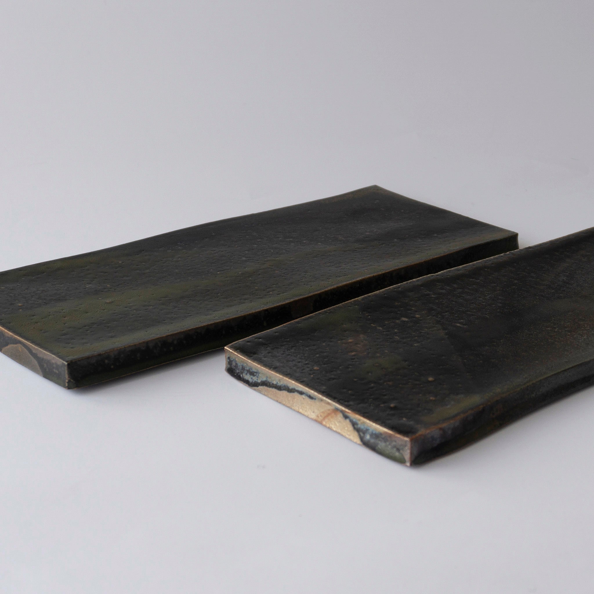 Yukiko Kiln Rectangle Flat Plate Black Karatsu