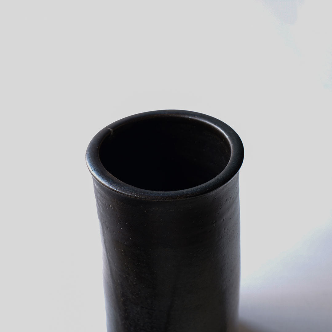 ●25-YT10 Black Karatsu Vase