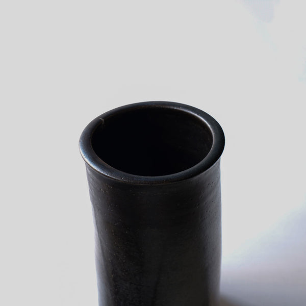 ●25-YT10 黒唐津 筒器