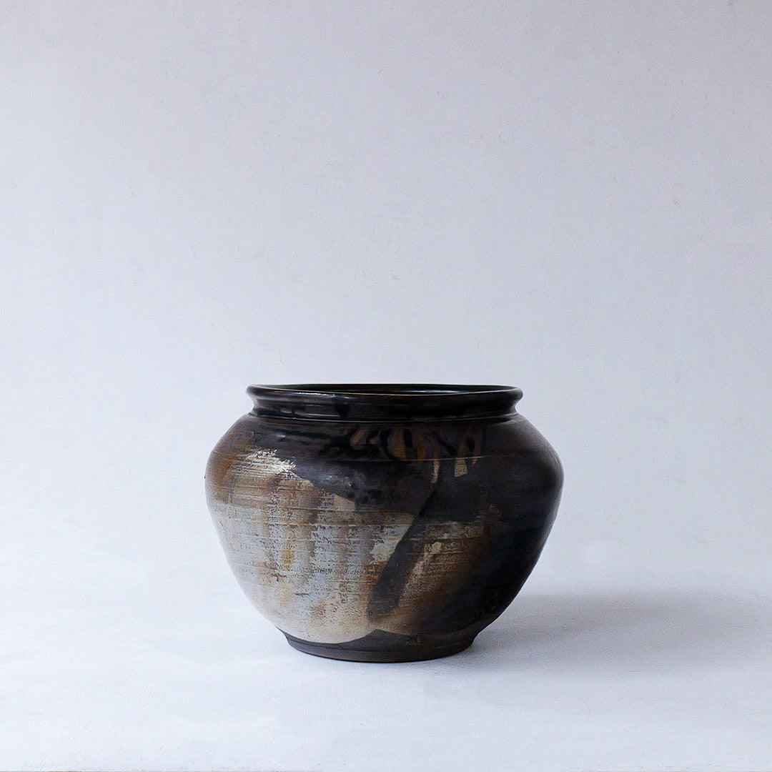 ●24-TY-31窯変黒唐津壺