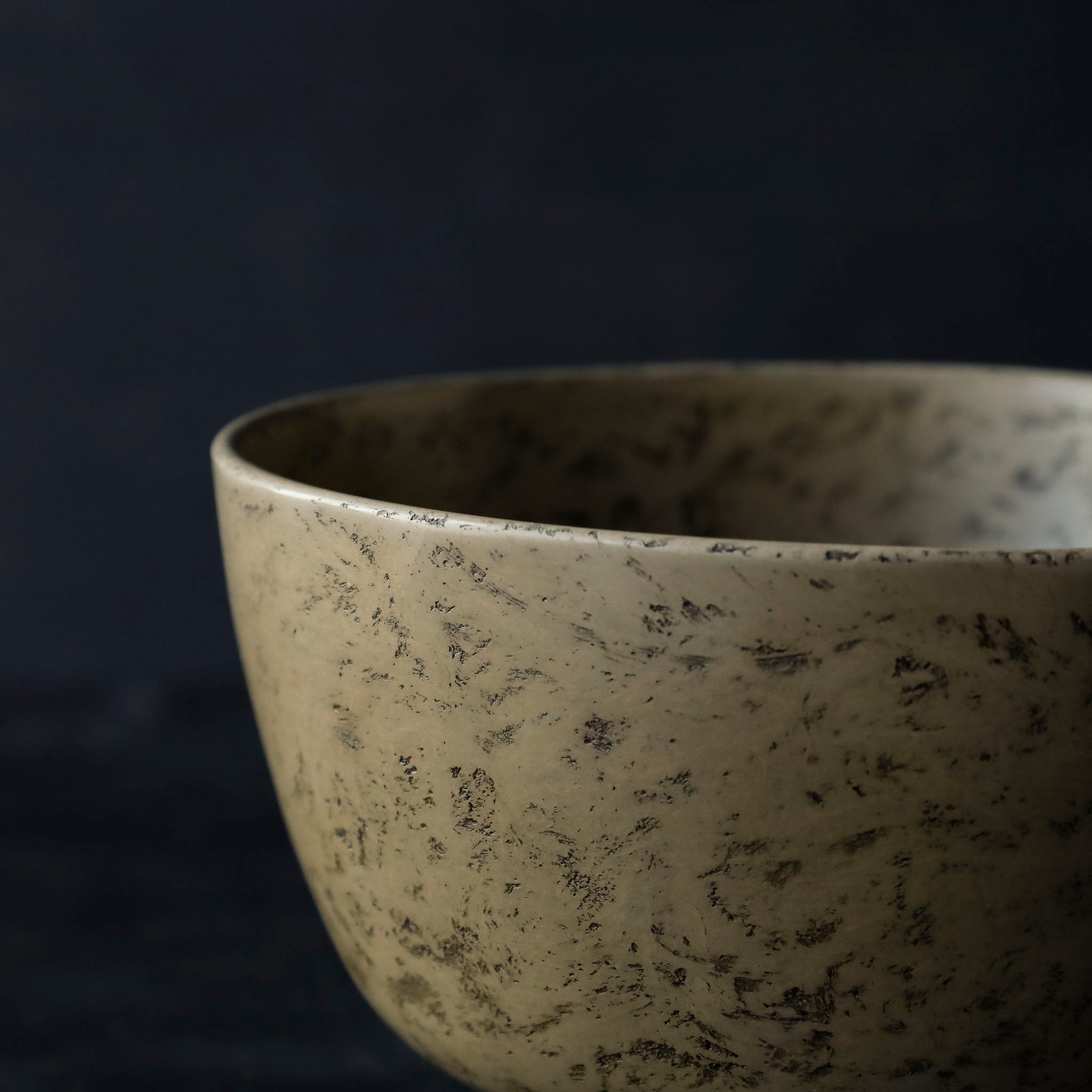 26-AS-3  Tsuzumi-wan (Tsuzumi-shaped Large Bowl) – White