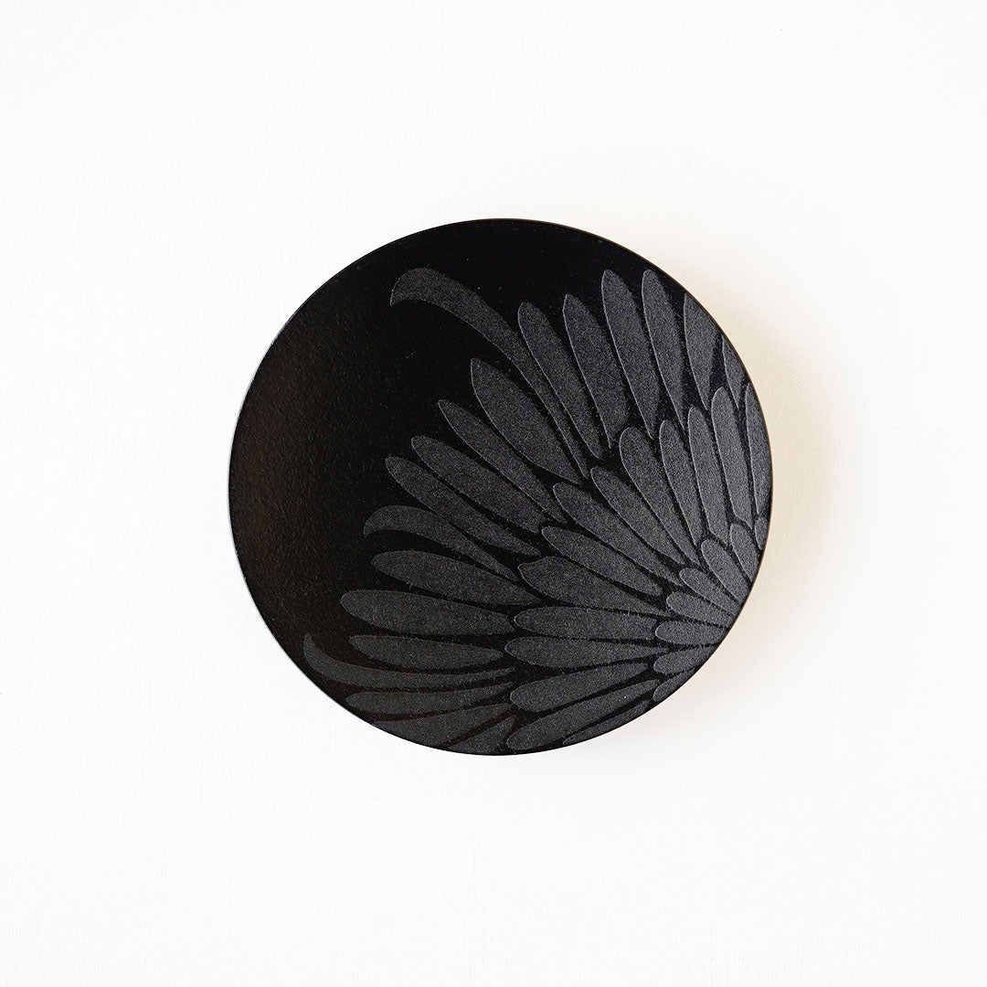 Akito Akagi Makie Plate 19.5cm Black Chrysanthemum