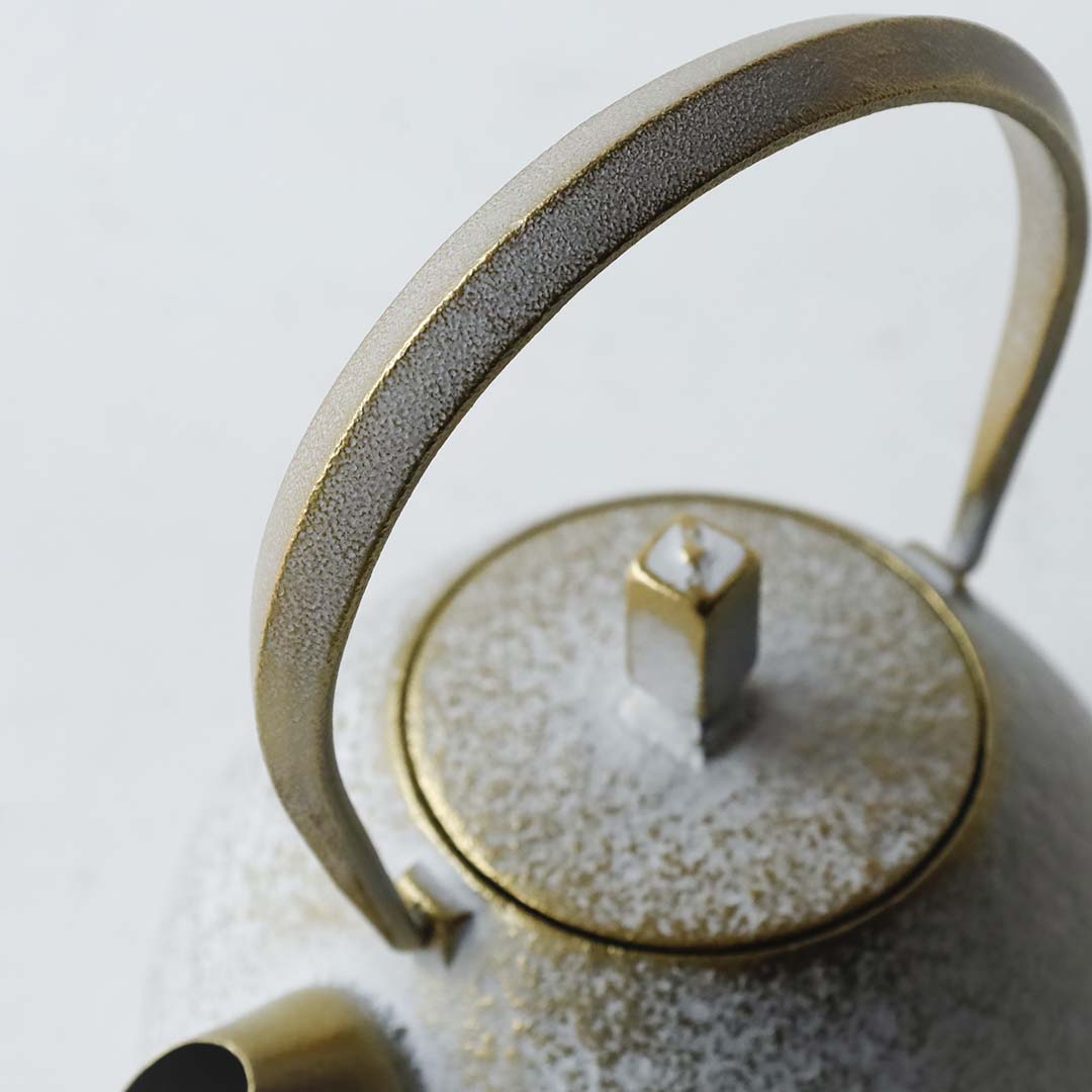 空間鋳造 鉄急須 Egg 中 白金色 縞細工鉉(桐箱入り)