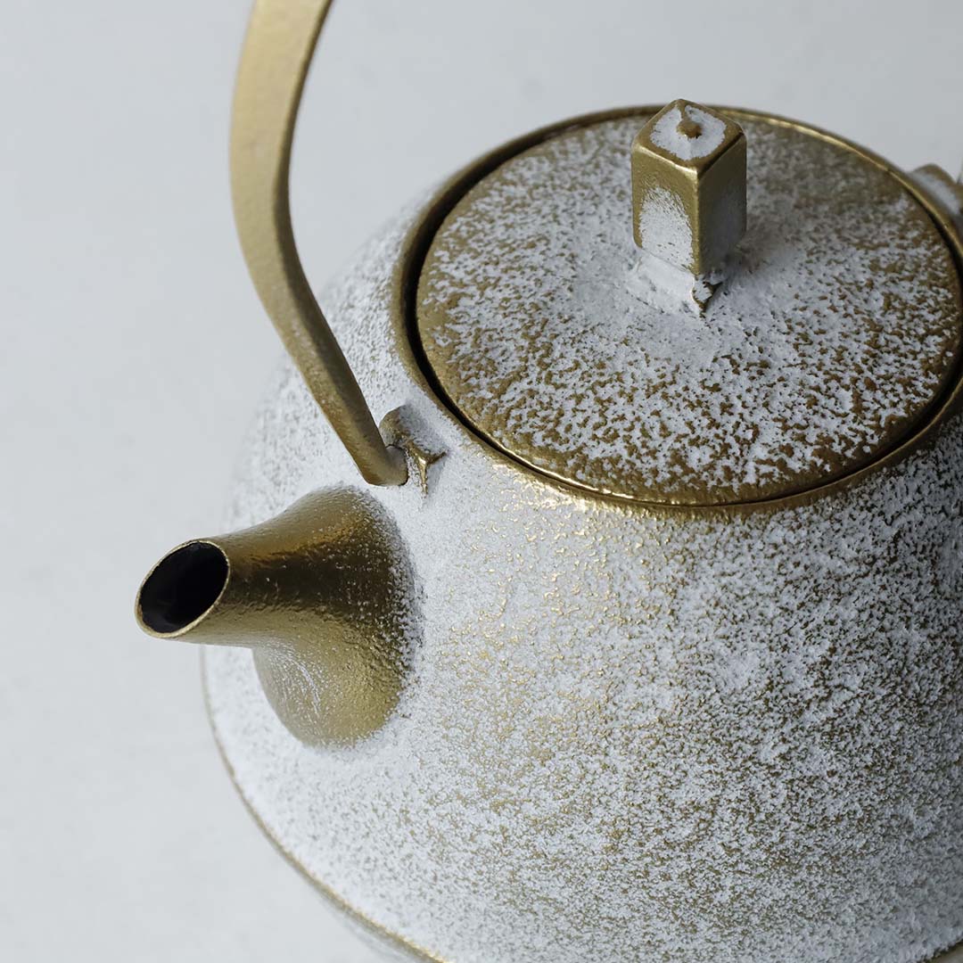 空間鋳造 鉄急須 Egg 小 白金色 縞細工鉉(桐箱入り)