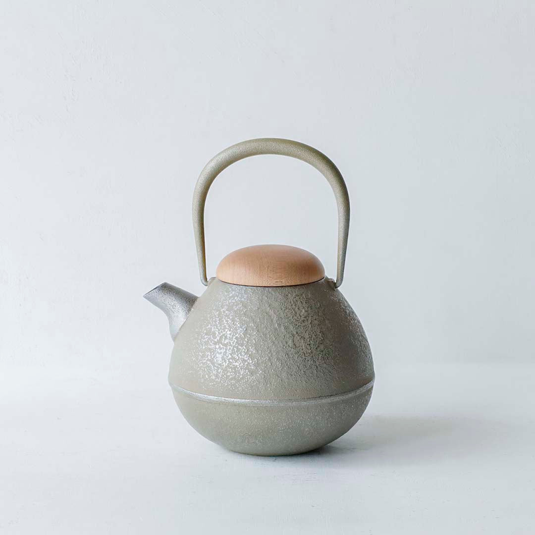 空間鋳造 鉄急須 Egg 中 Greige 鉄蓋+木蓋(イタヤカエデ)