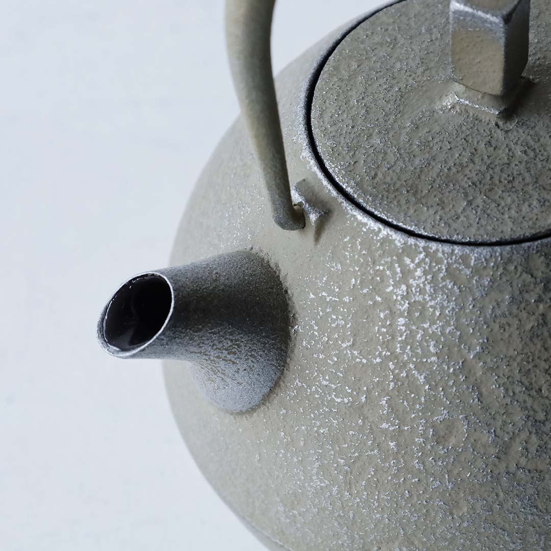 空間鋳造 鉄急須 Egg 中 Greige 鉄蓋+木蓋(イタヤカエデ)