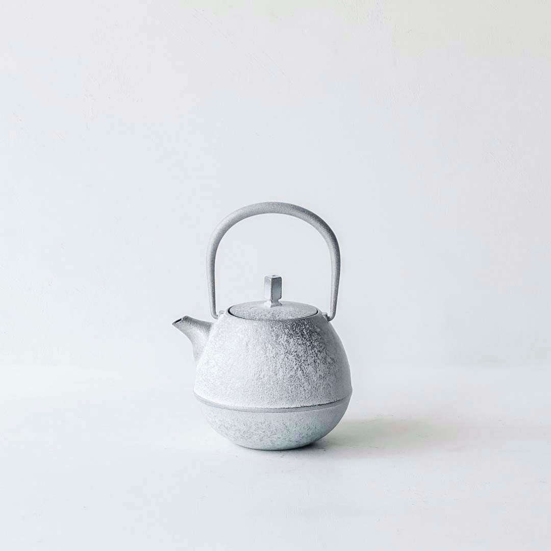 空間鋳造 鉄急須 Egg 小 Snow 鉄蓋+木蓋(イタヤカエデ)