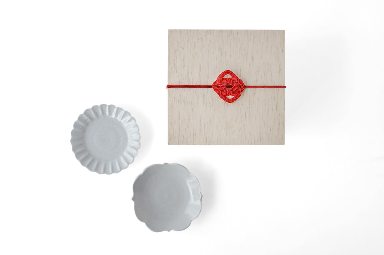 ◆Yazaemon Kiln - Small Chrysanthemum﻿ and Four-ridged Plates, Old White Porcelain (Gift Set of 2×2)