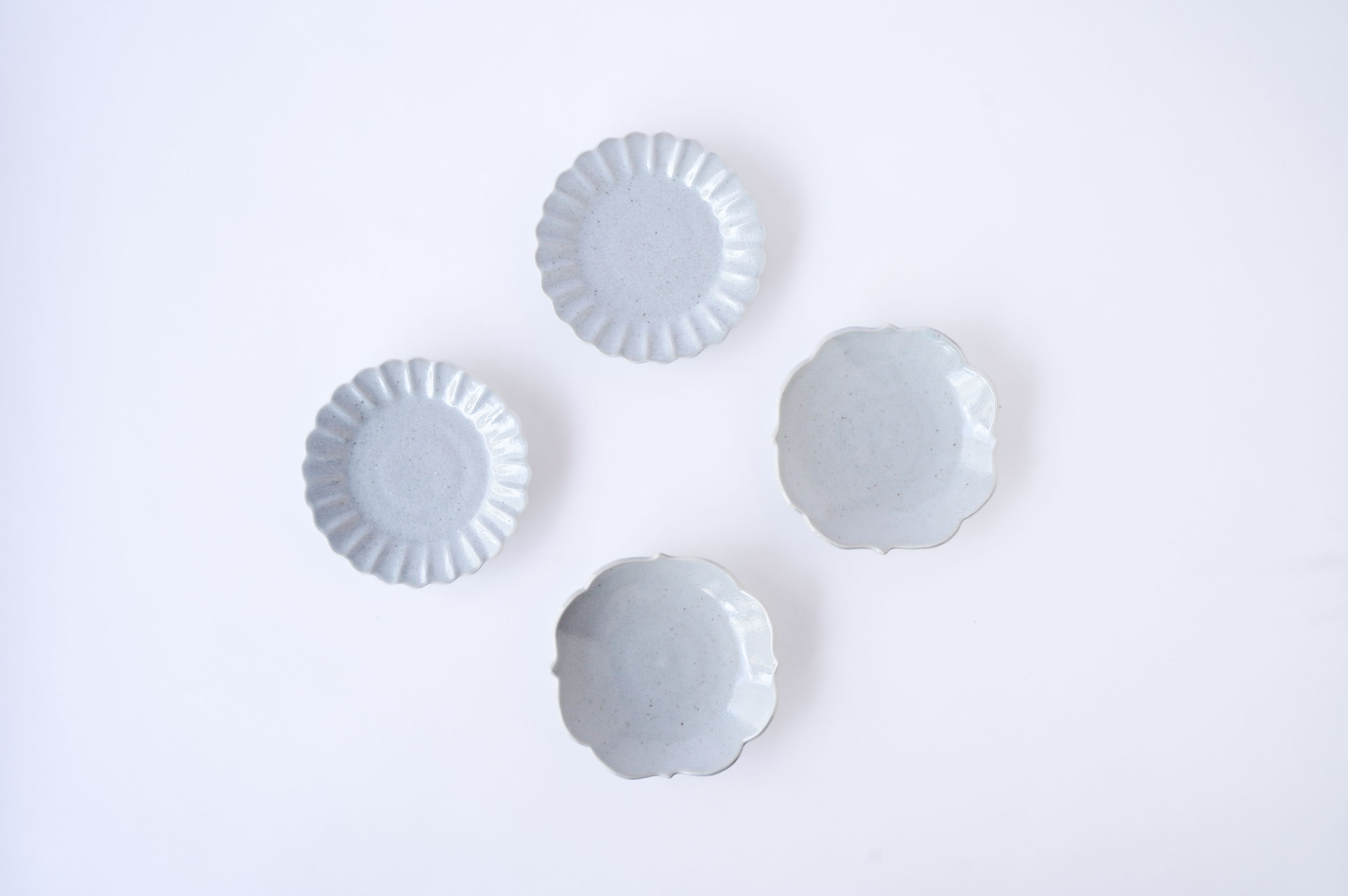 ◆Yazaemon Kiln - Small Chrysanthemum﻿ and Four-ridged Plates, Old White Porcelain (Gift Set of 2×2)