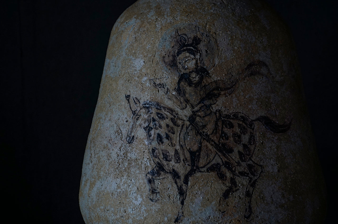 ●25-IM57 灰陶加彩壺(旅人)