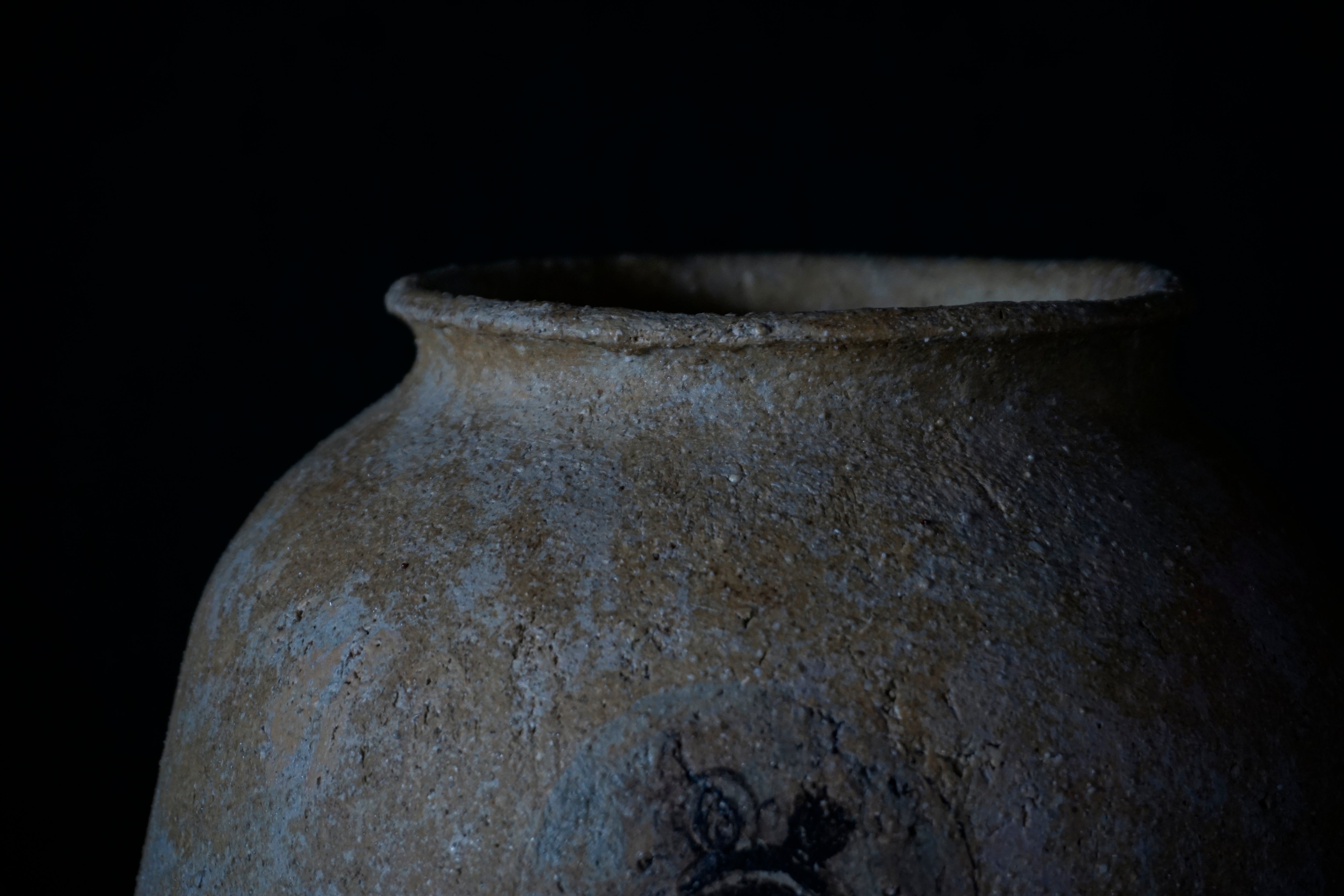 ●25-IM57 灰陶加彩壺(旅人)