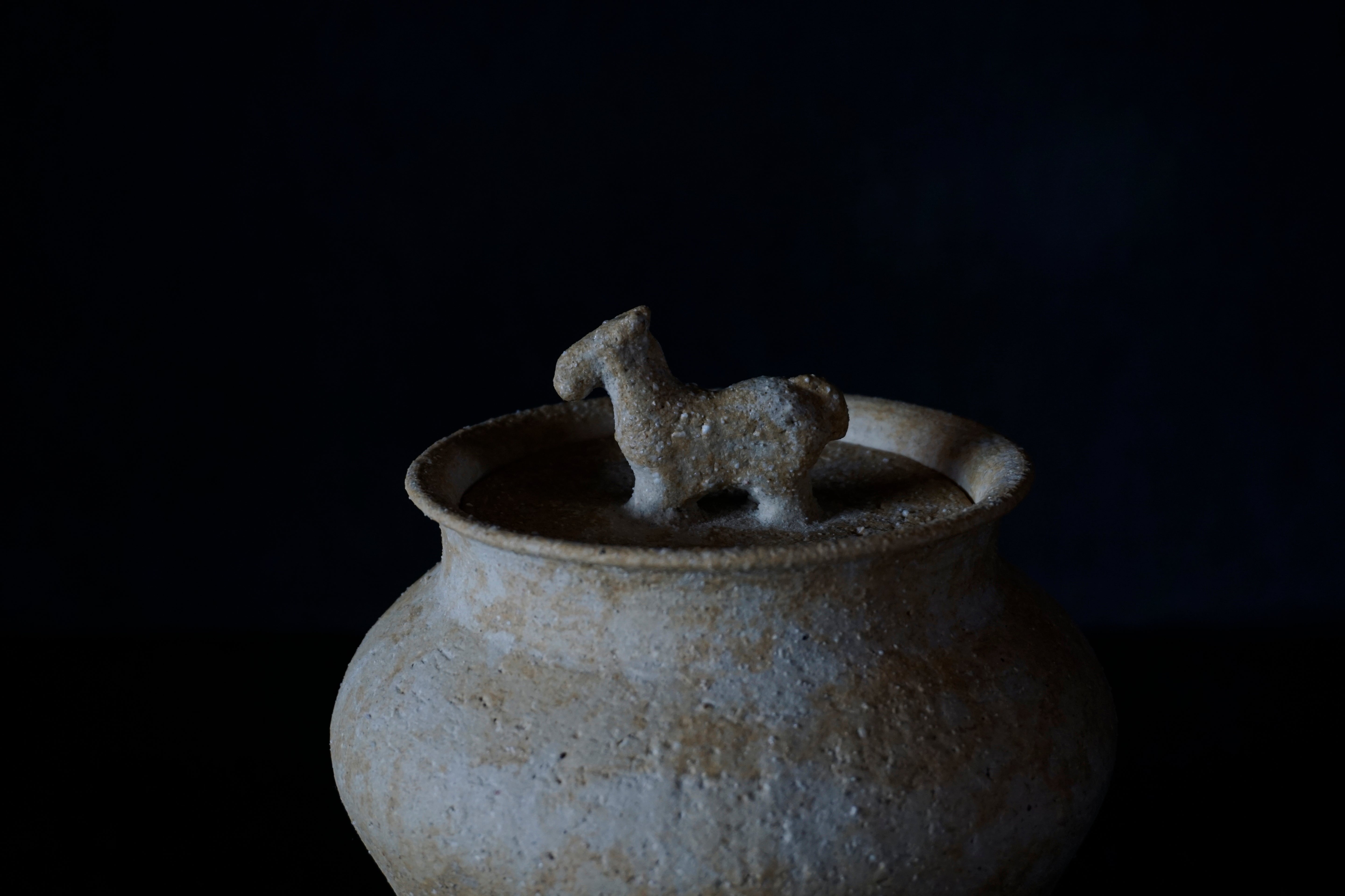 ●25-IM28 灰陶加彩壺(馬)