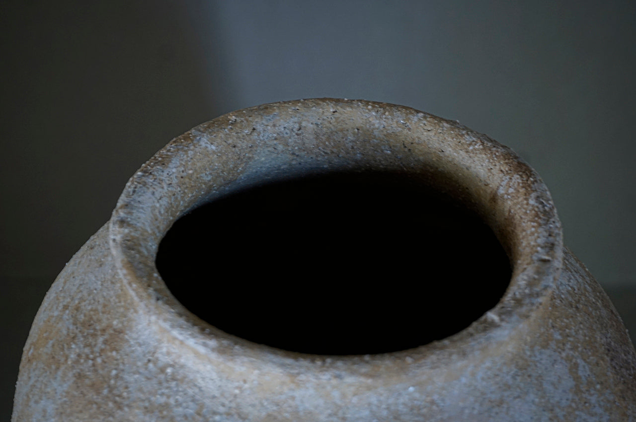 ●25-IM57 灰陶加彩壺(旅人)