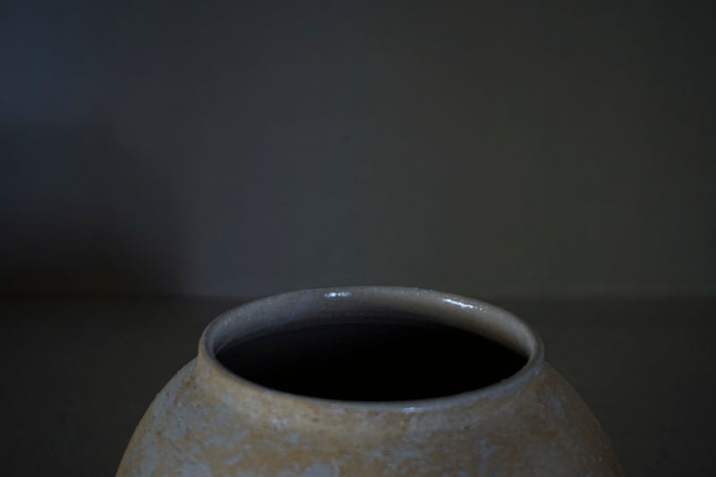 ●25-IM62 灰陶加彩茶壺(雲流)