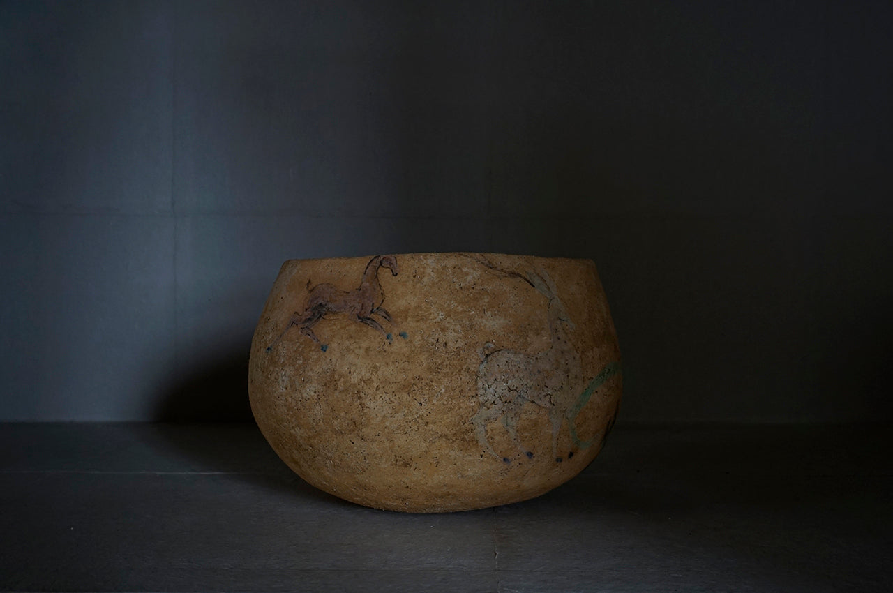 ●25-IM59 灰陶加彩壺(動物文)