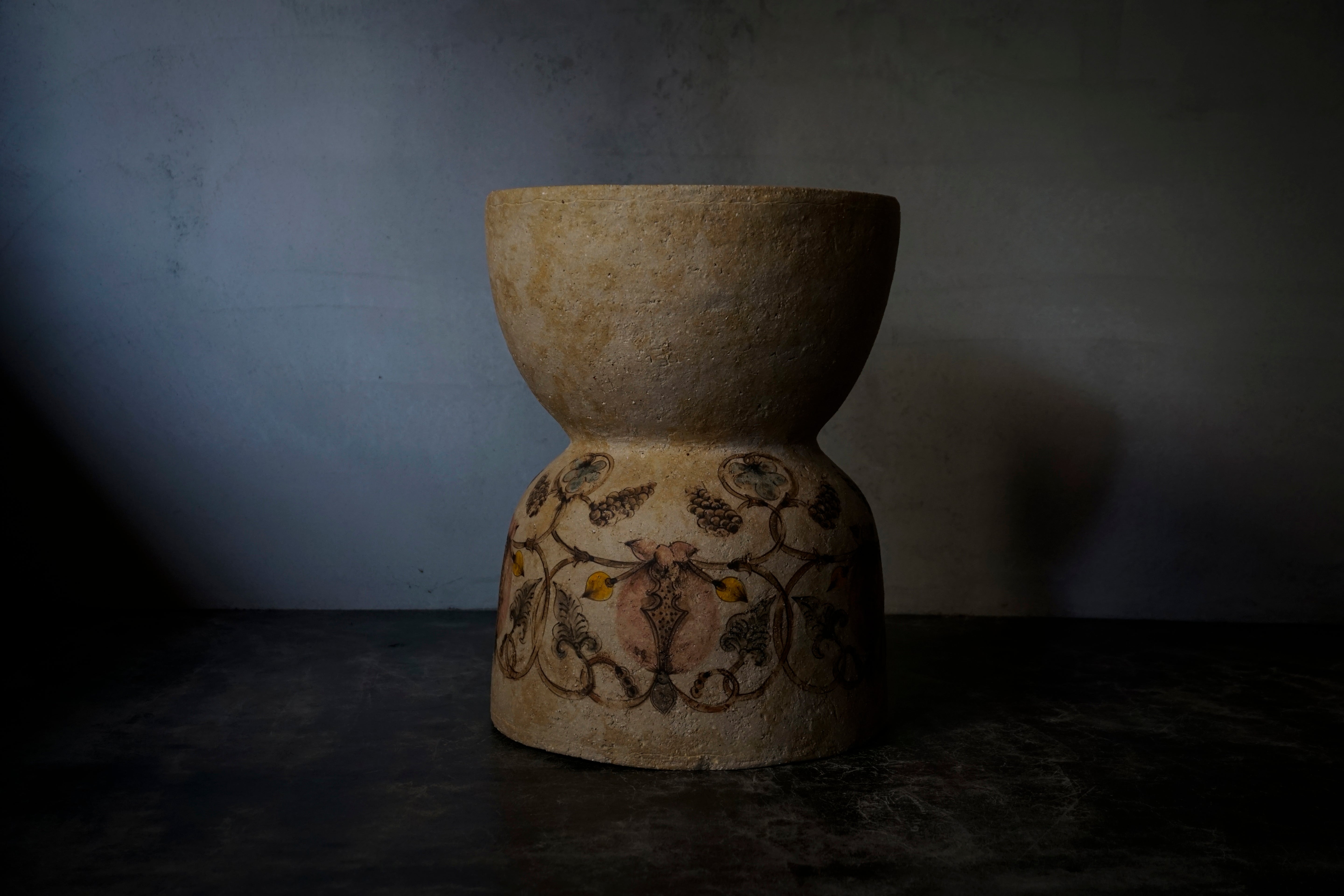 ●25-IM64 灰陶加彩ザクロ文茶台