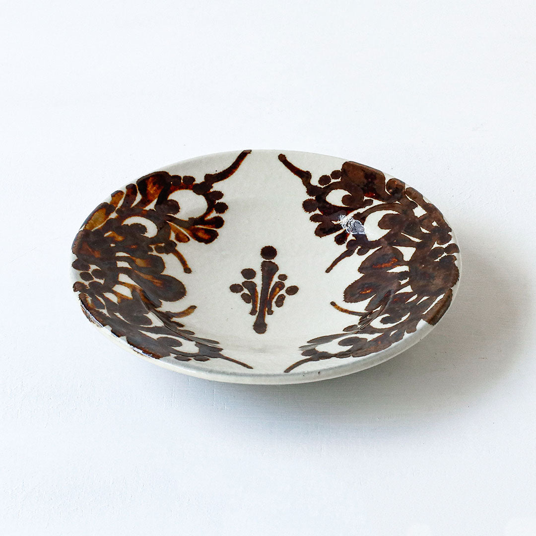 陶房眞喜屋 5寸皿 キクカラクサ  鉄絵