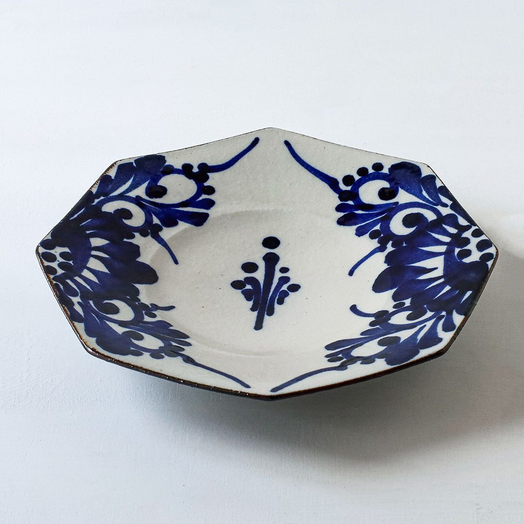 陶房眞喜屋 八角7寸皿 キクカラクサ