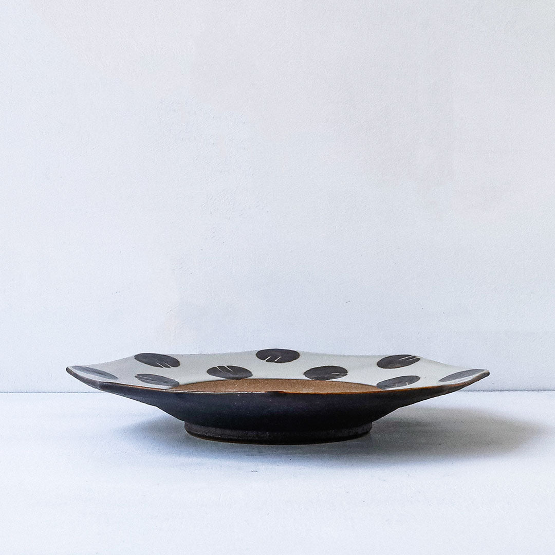 陶房眞喜屋 八角7寸皿 鉄絵