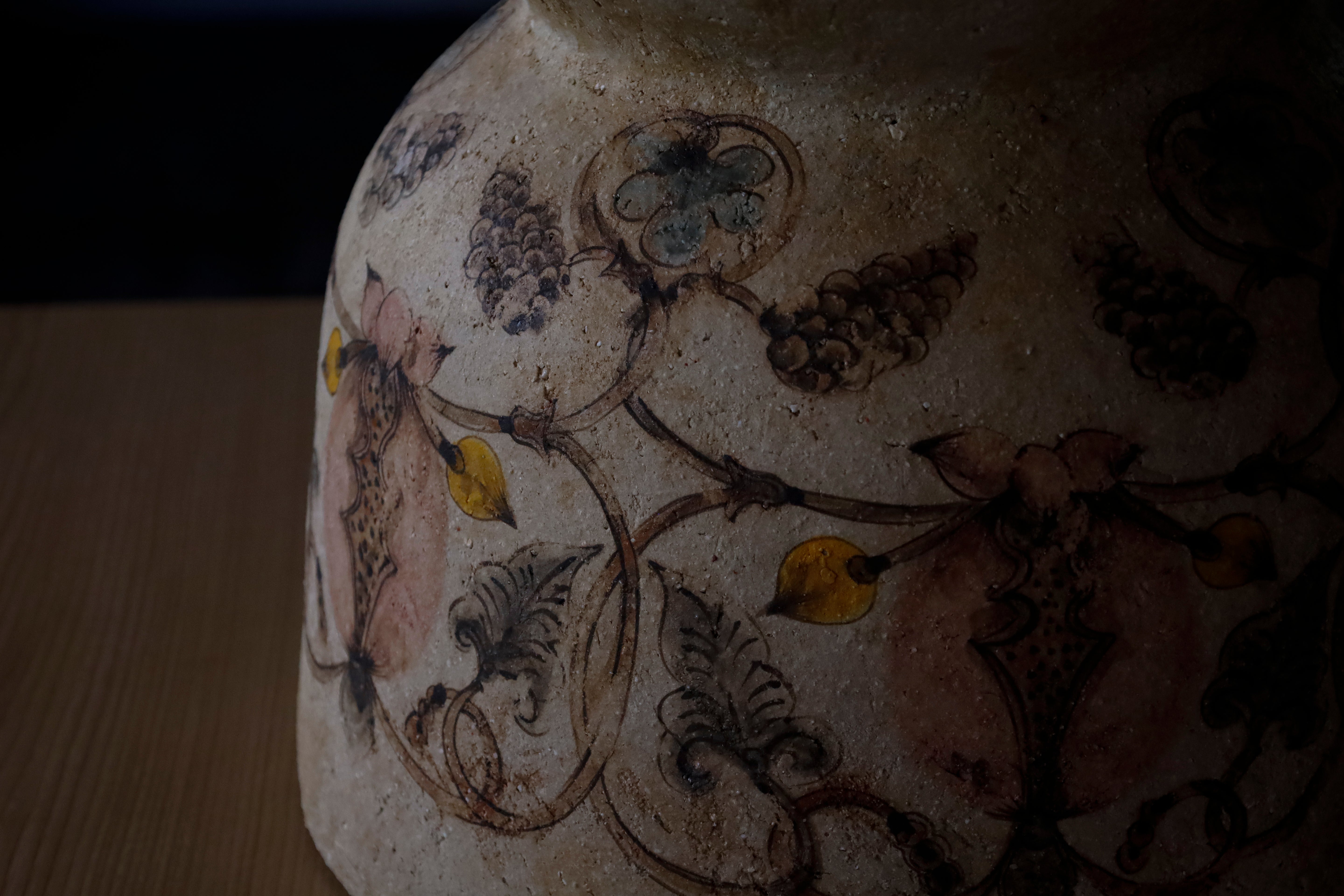 ●25-IM64 灰陶加彩ザクロ文茶台