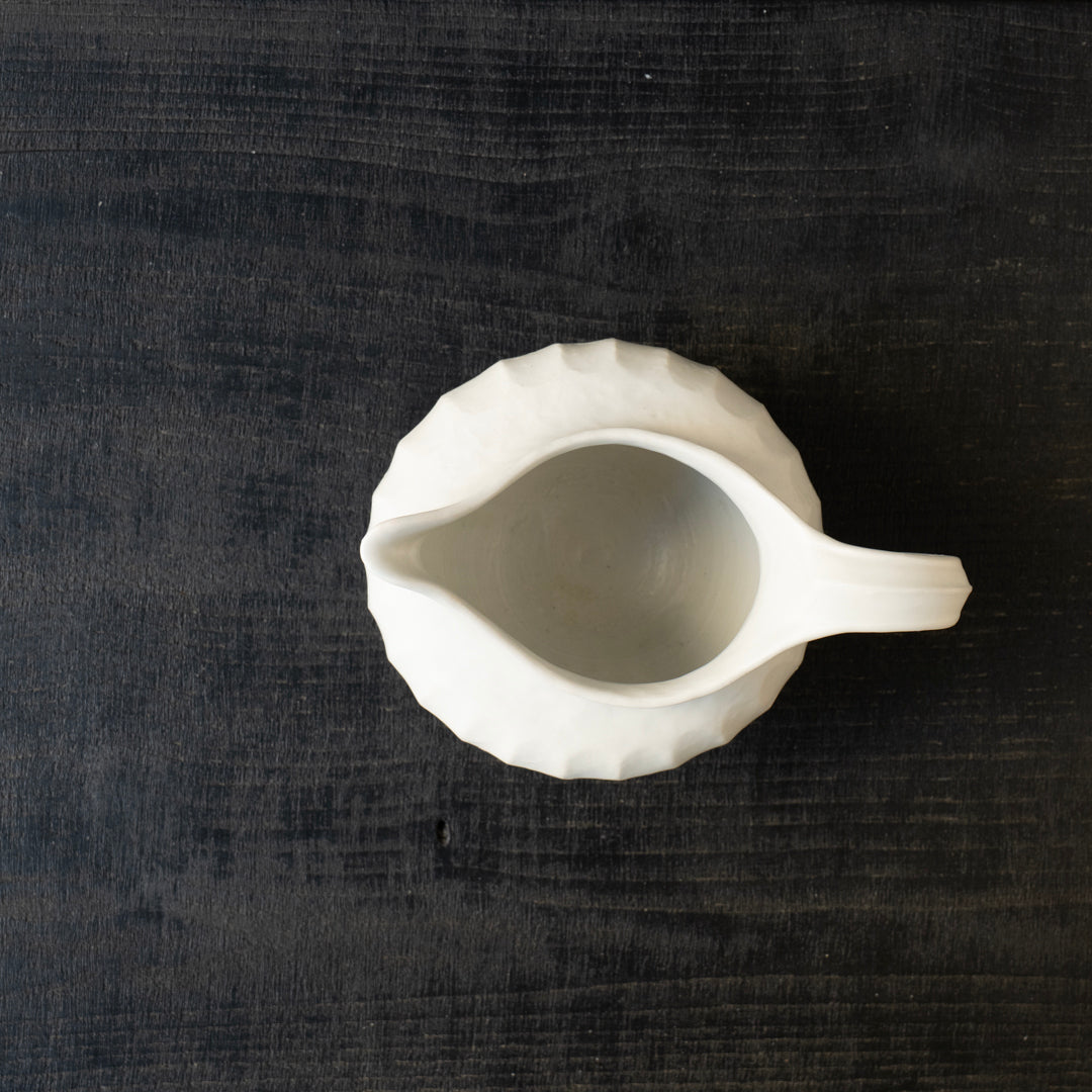 25-10S 境知子 白釉しのぎピッチャー