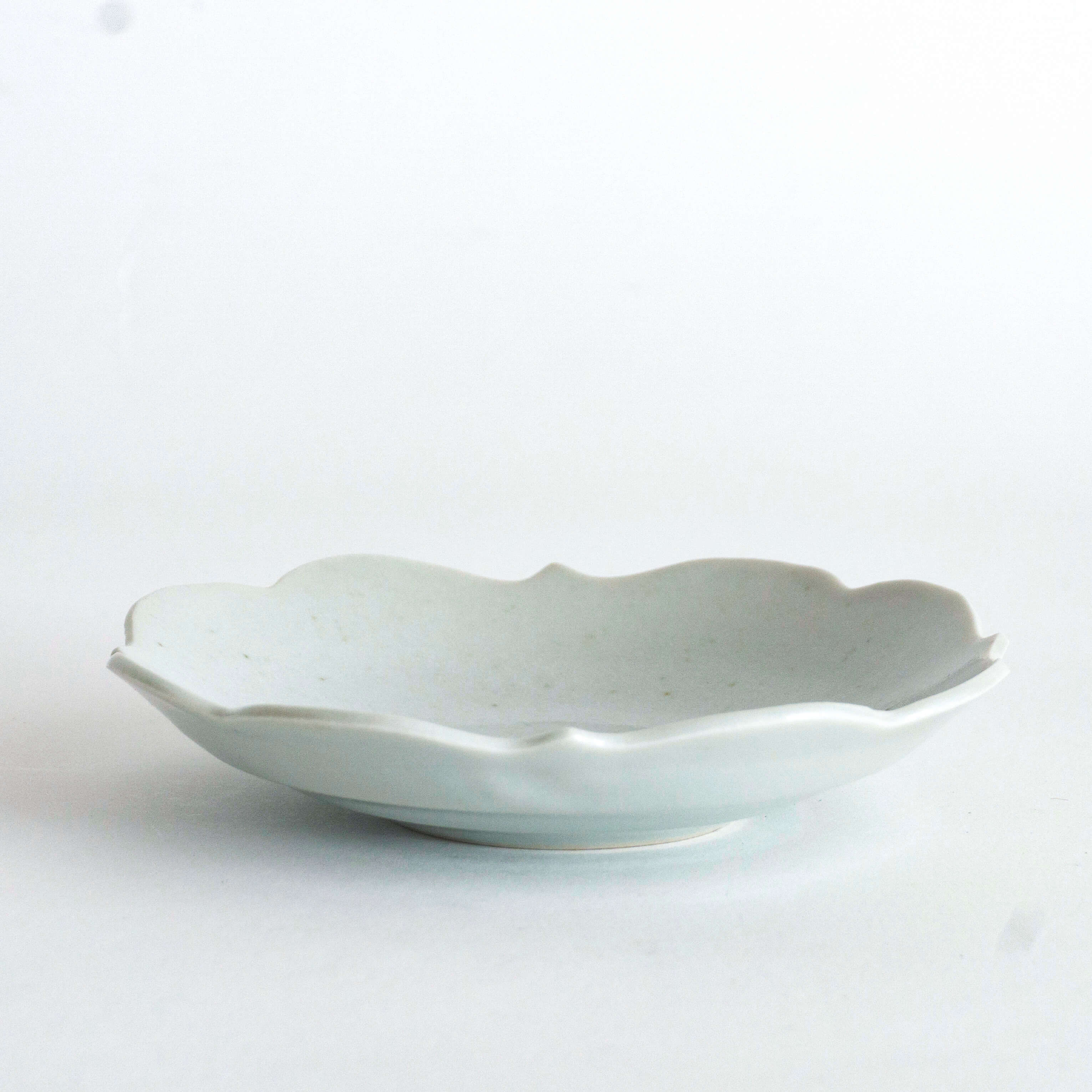 Yazaemon Kiln - Four-ridged Small Plate, Old White Porcelain