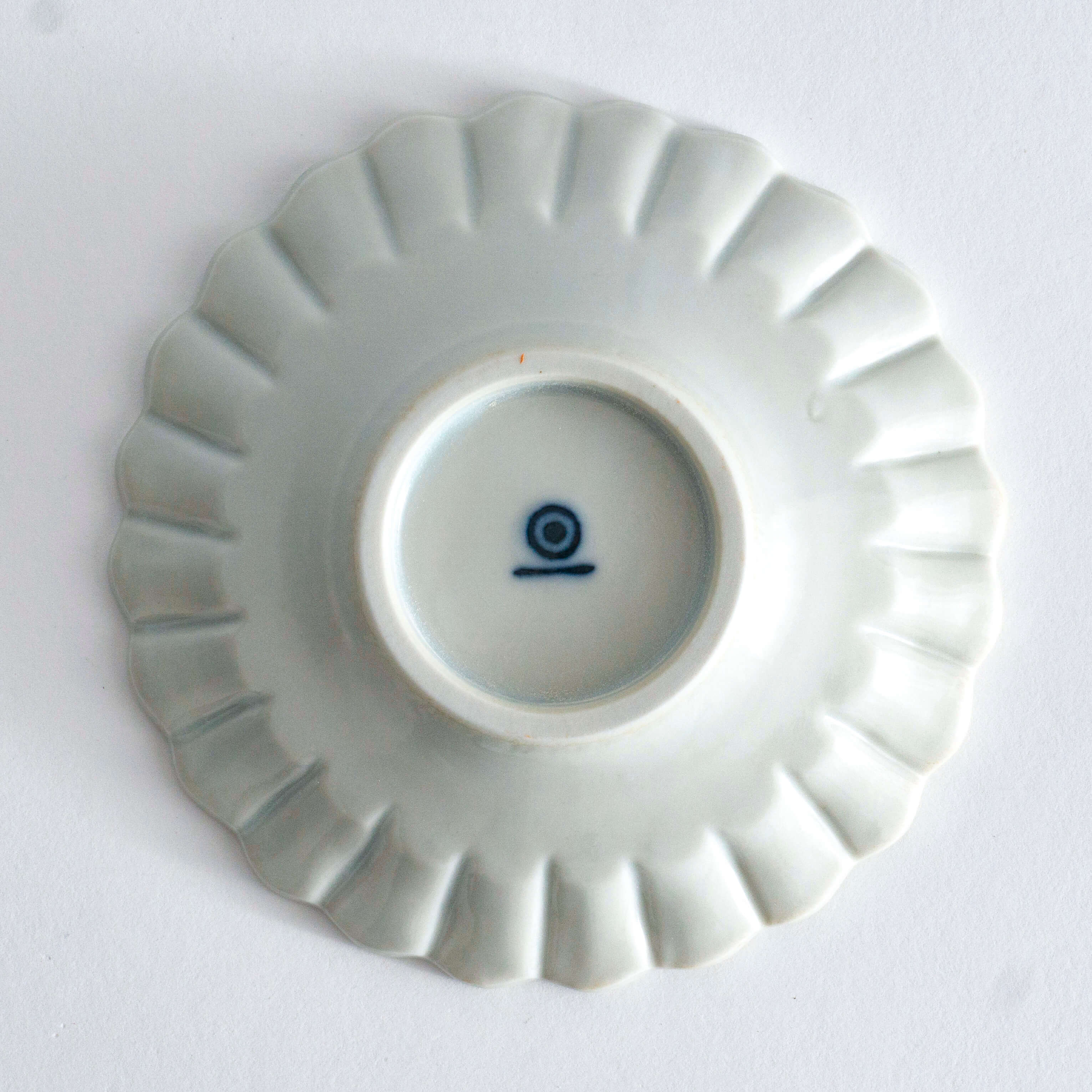 Yazaemon Kiln  small plate in the shape of a chrysanthemum old white porcelain